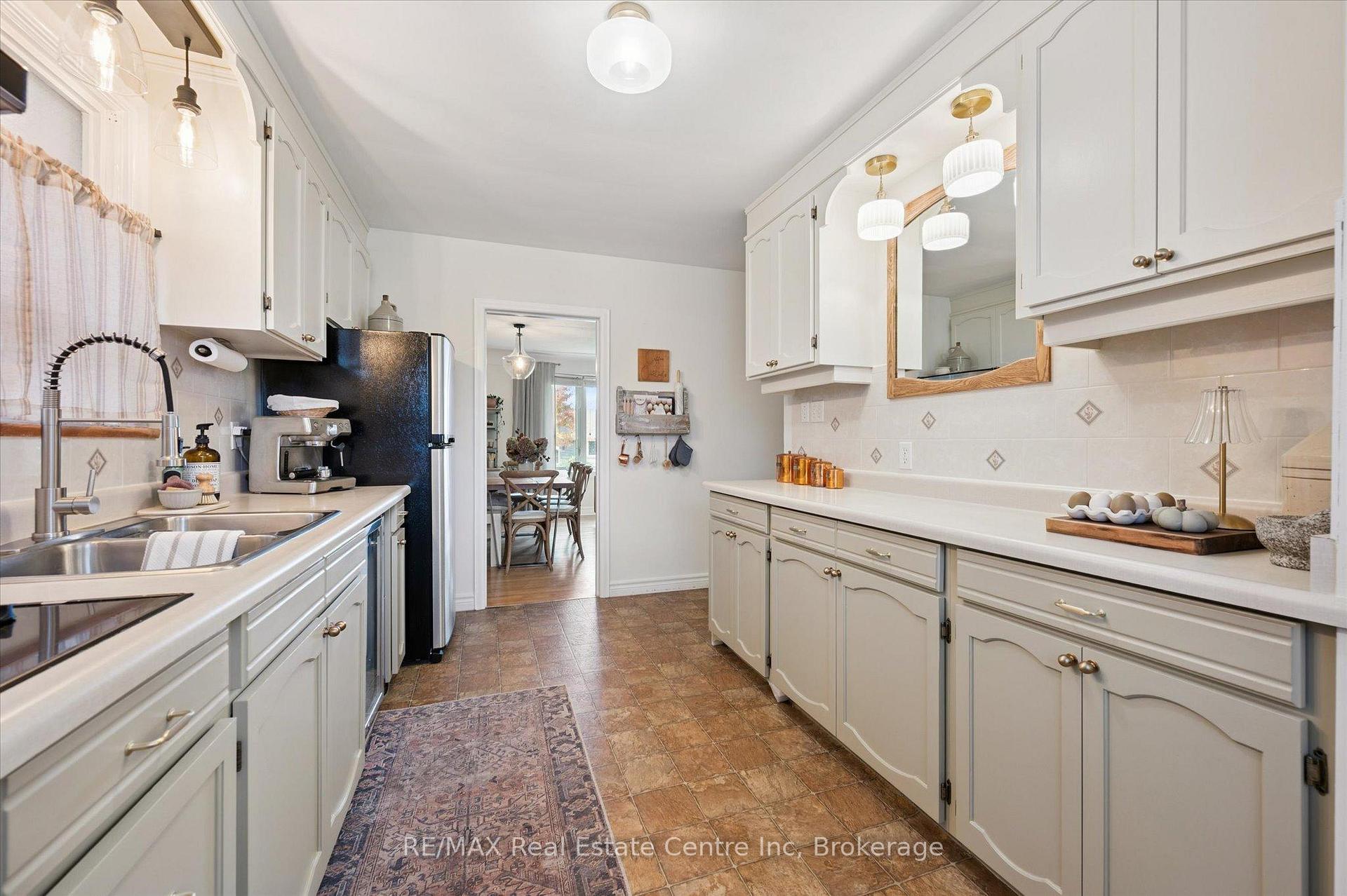 Photo 8 of 19 Cadillac Drive, Guelph, St. George's — HOMEH