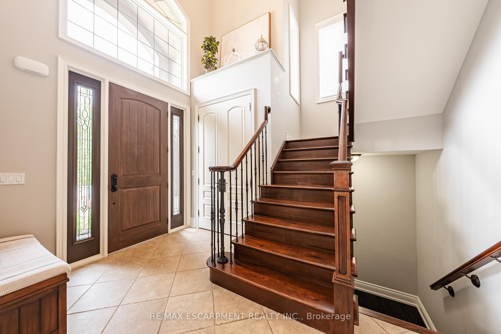 Photo 2 of 7 Gregorio Court, Hamilton, Ancaster — HOMEH