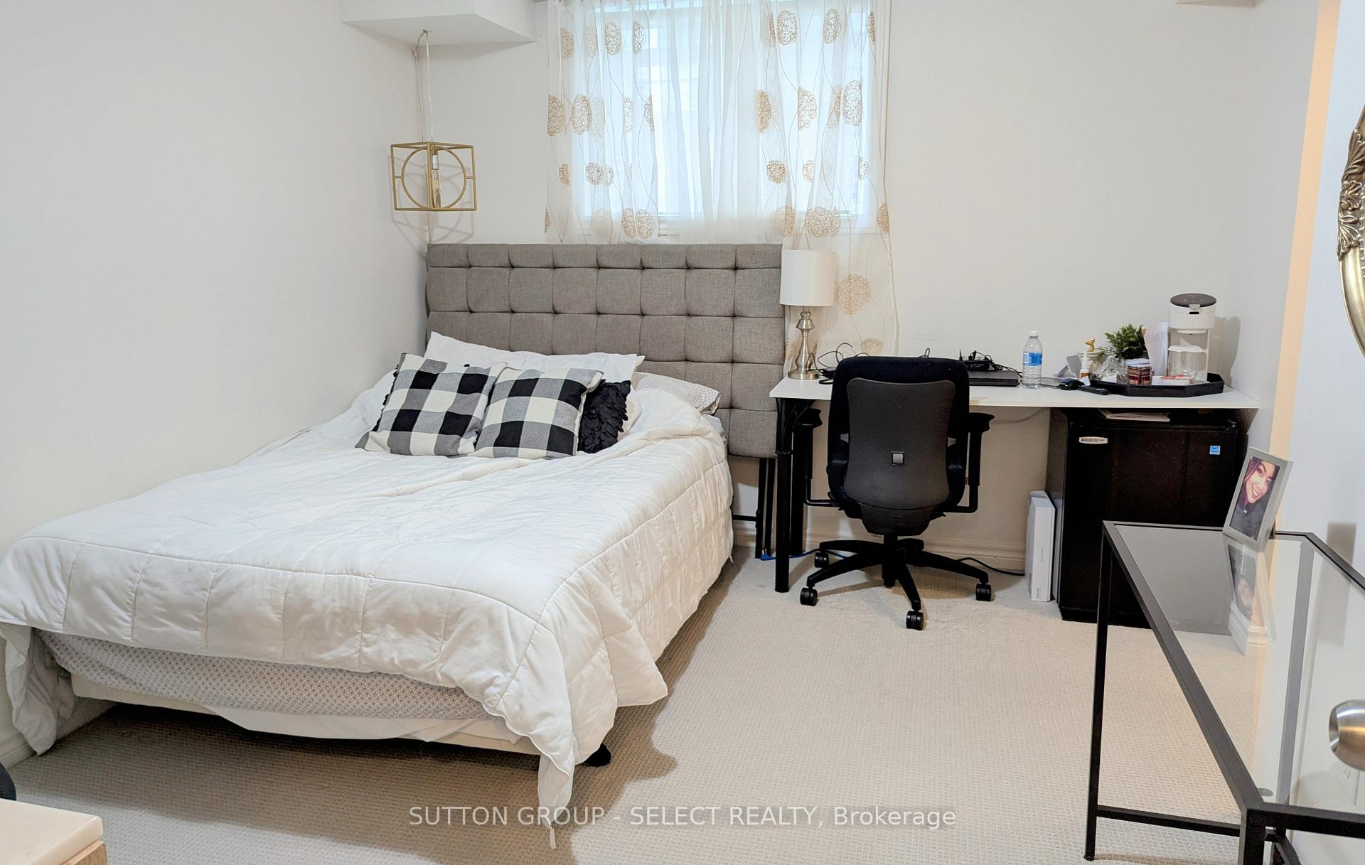 Photo 3 of 1295 Michael Circle, London, East D — HOMEH