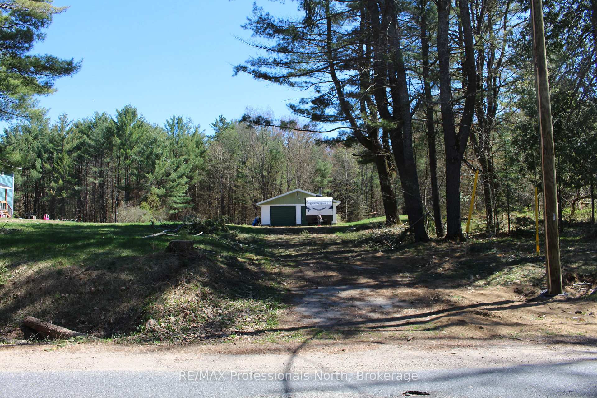 Front of 1322 Kashagawigamog Lake Road