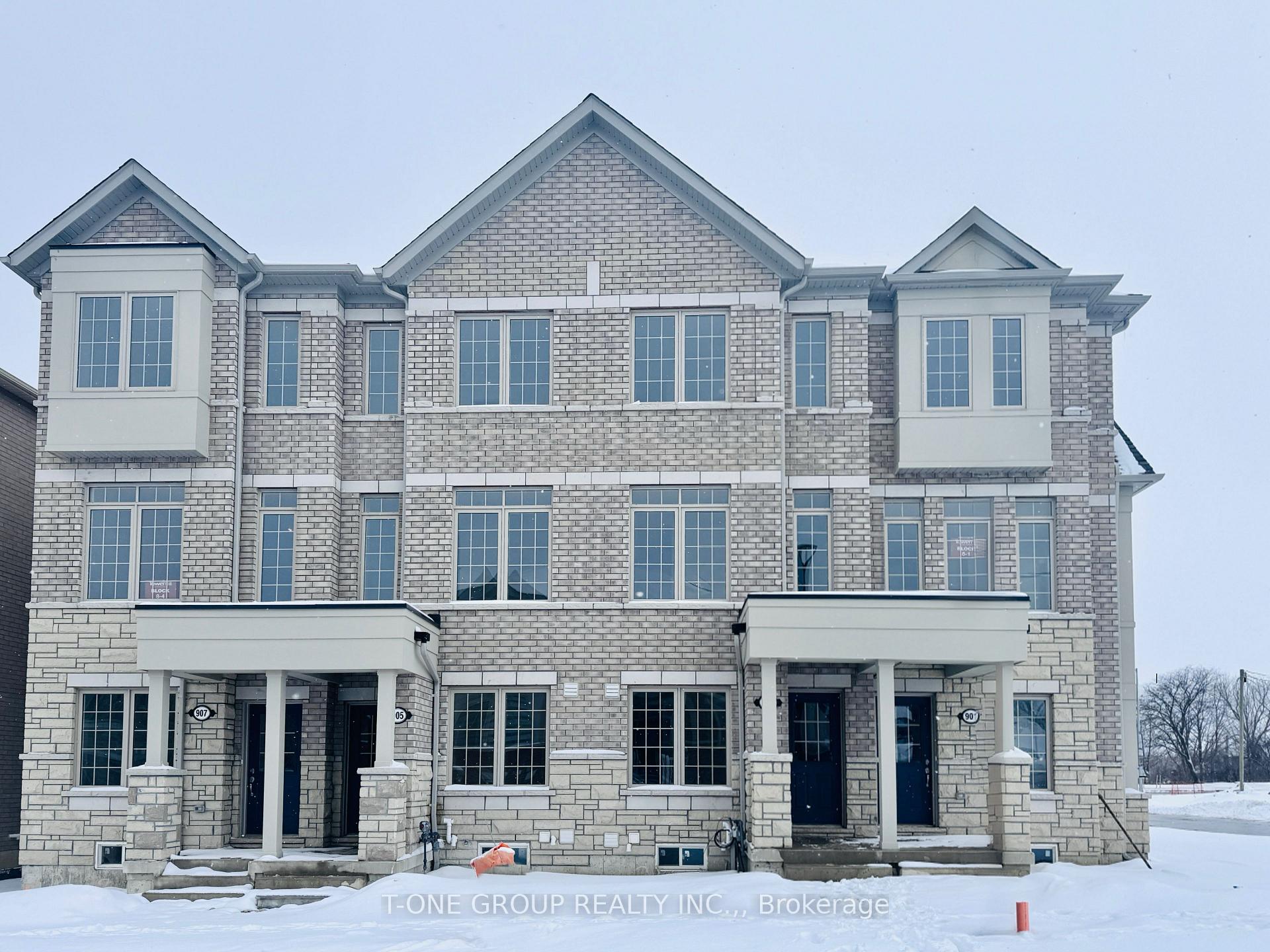 Front of 903 Crowsnest Hollow