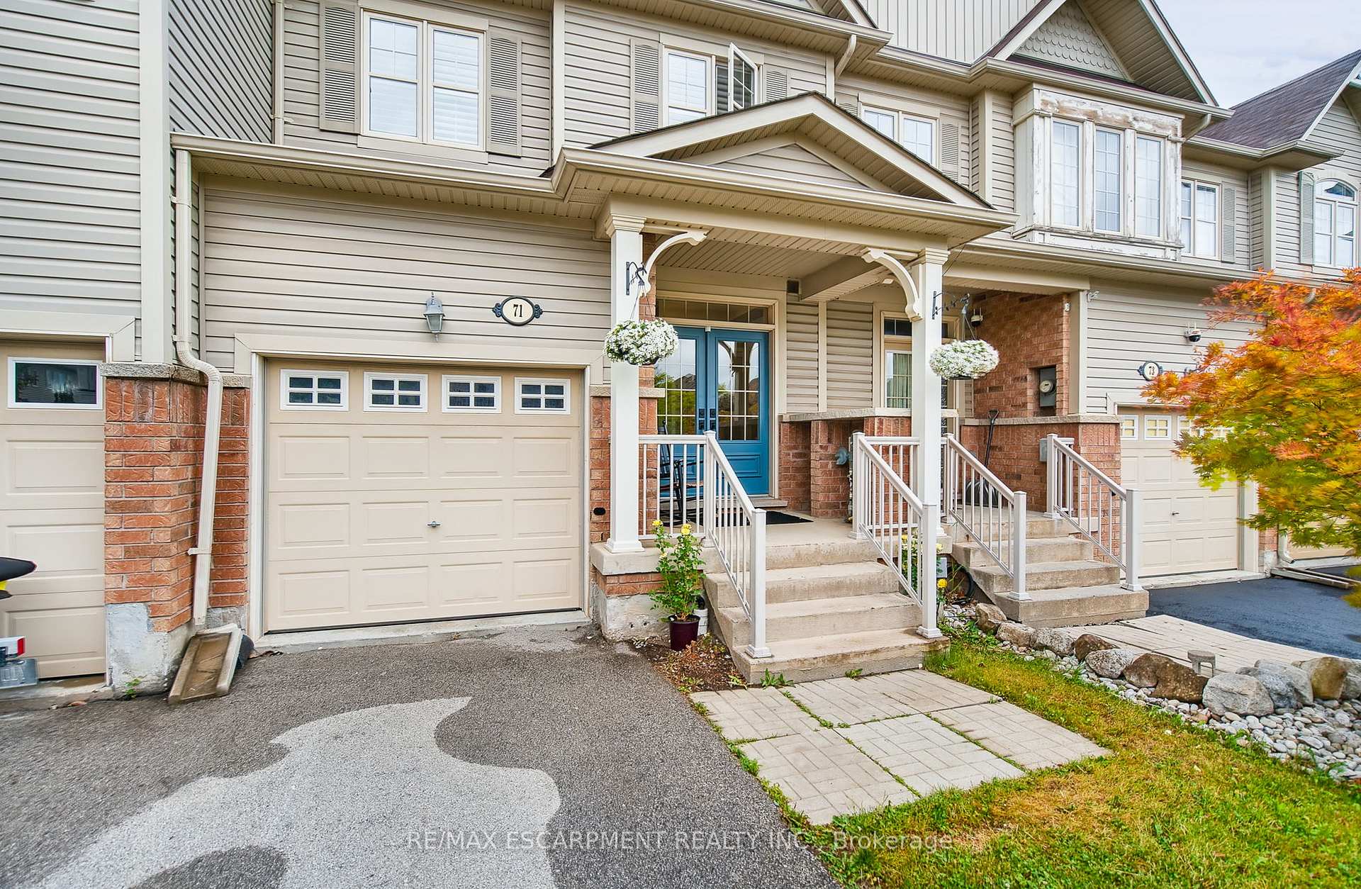 Photo 4 of 71 Cathedral Court, Hamilton, Waterdown — HOMEH