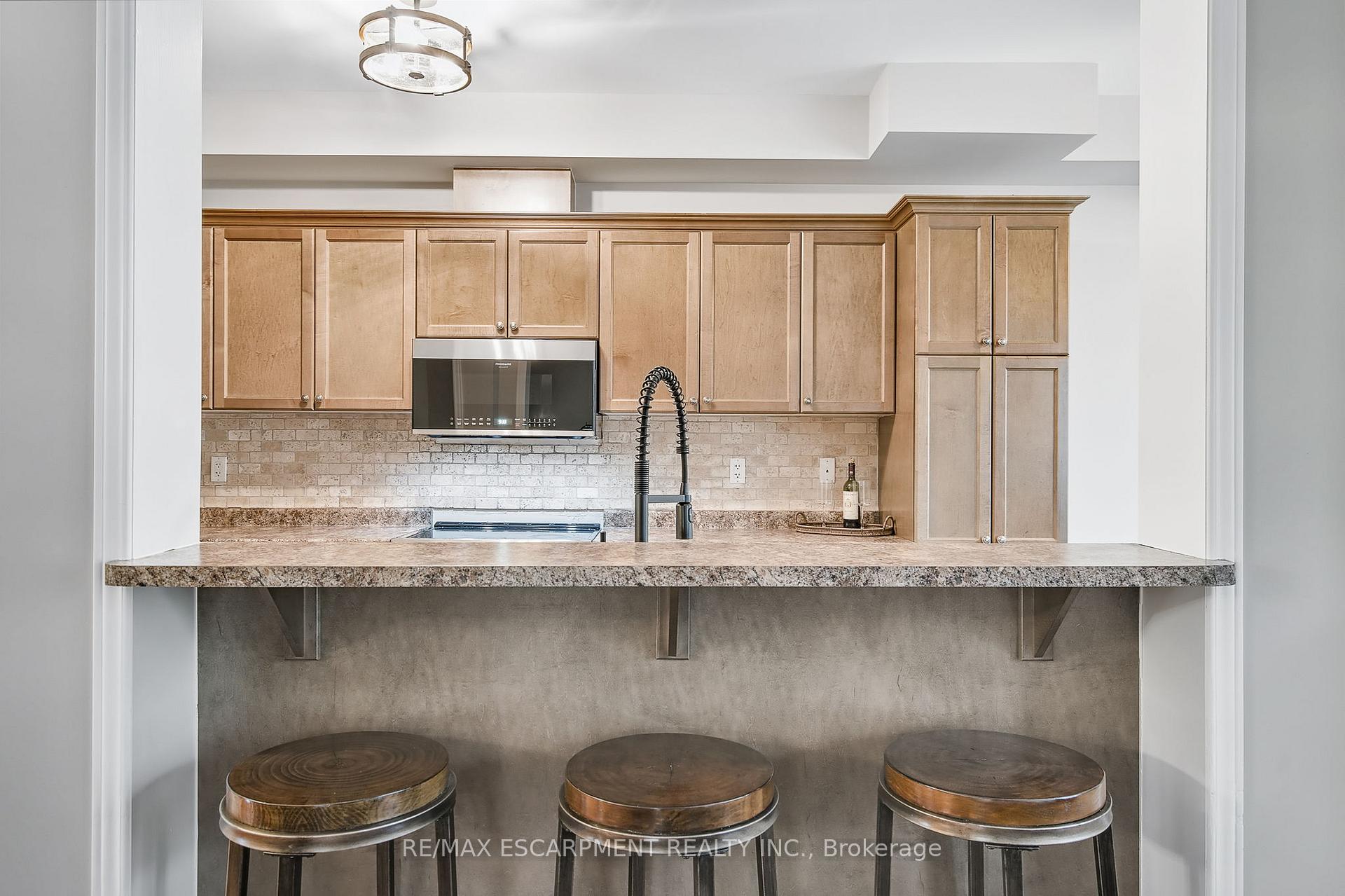 Photo 14 of 71 Cathedral Court, Hamilton, Waterdown — HOMEH