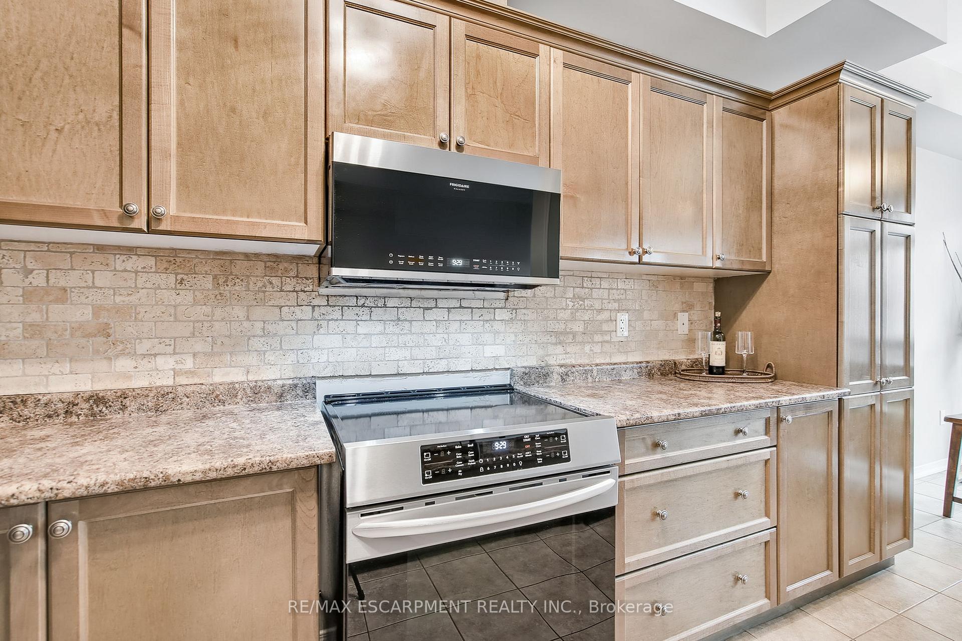 Photo 19 of 71 Cathedral Court, Hamilton, Waterdown — HOMEH