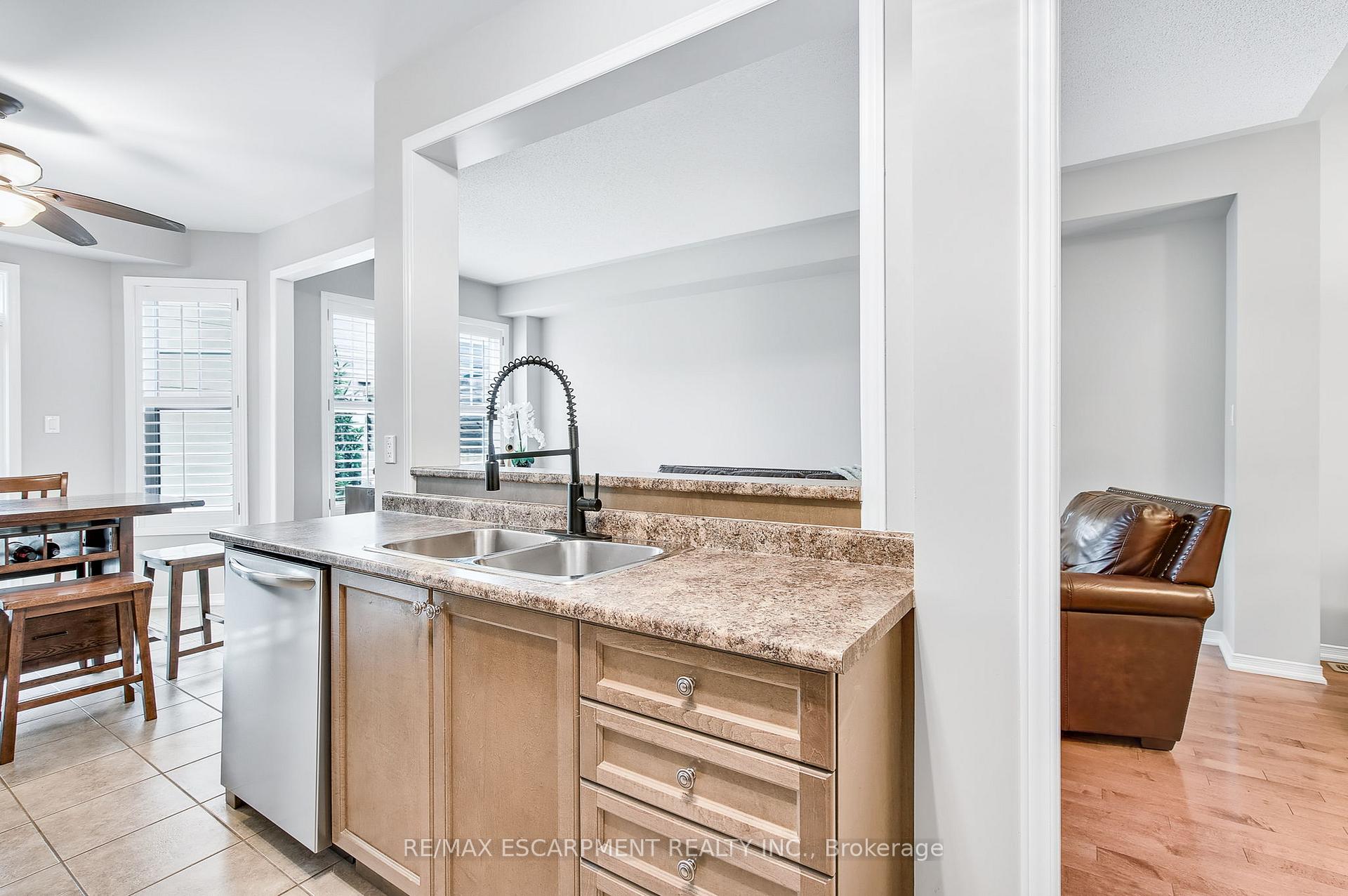 Photo 13 of 71 Cathedral Court, Hamilton, Waterdown — HOMEH