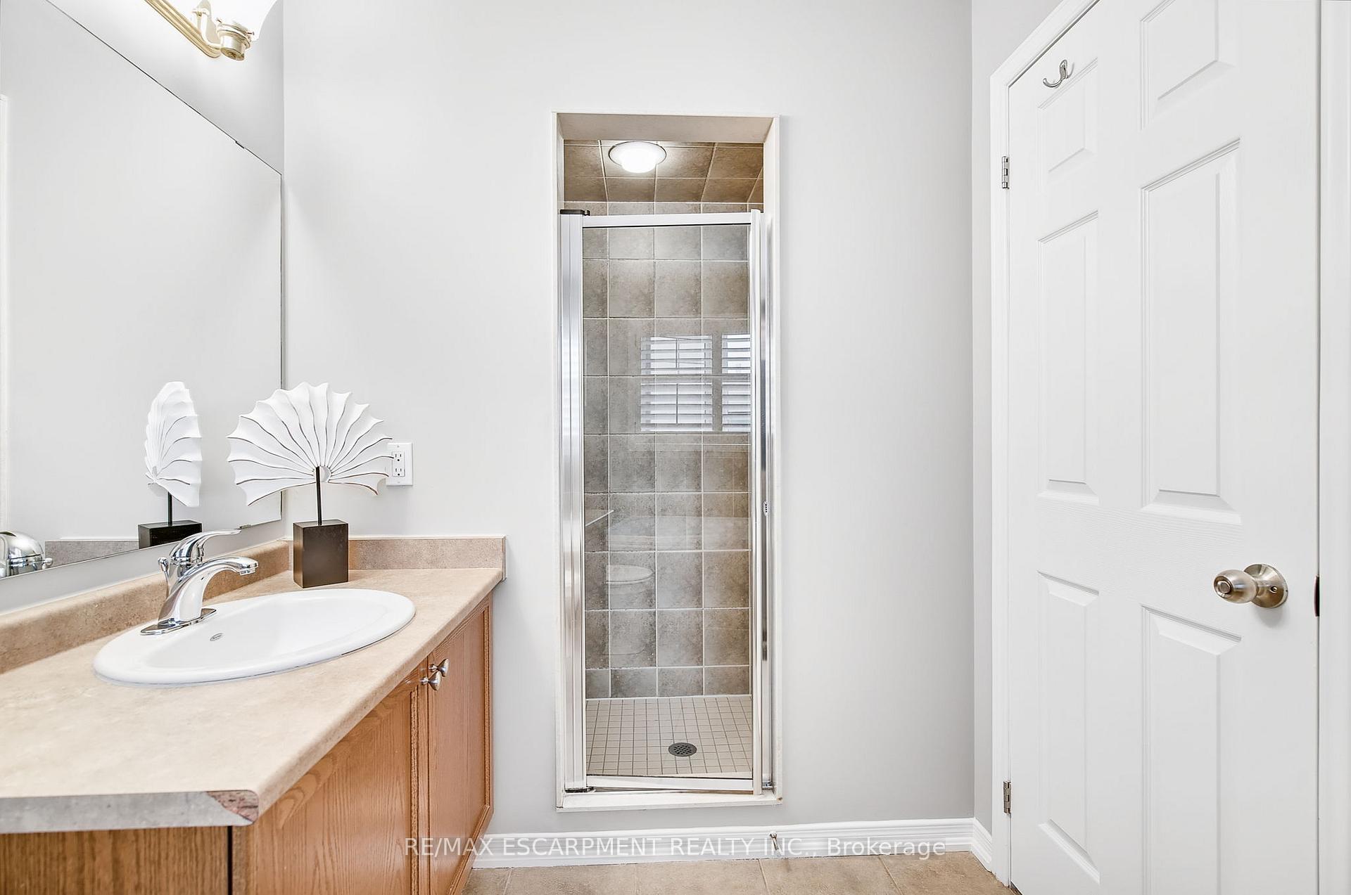 Photo 16 of 71 Cathedral Court, Hamilton, Waterdown — HOMEH