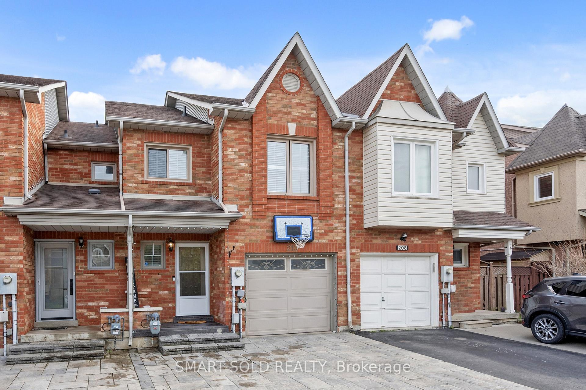Photo 8 of 210 Kelso Crescent, Vaughan, Maple — HOMEH