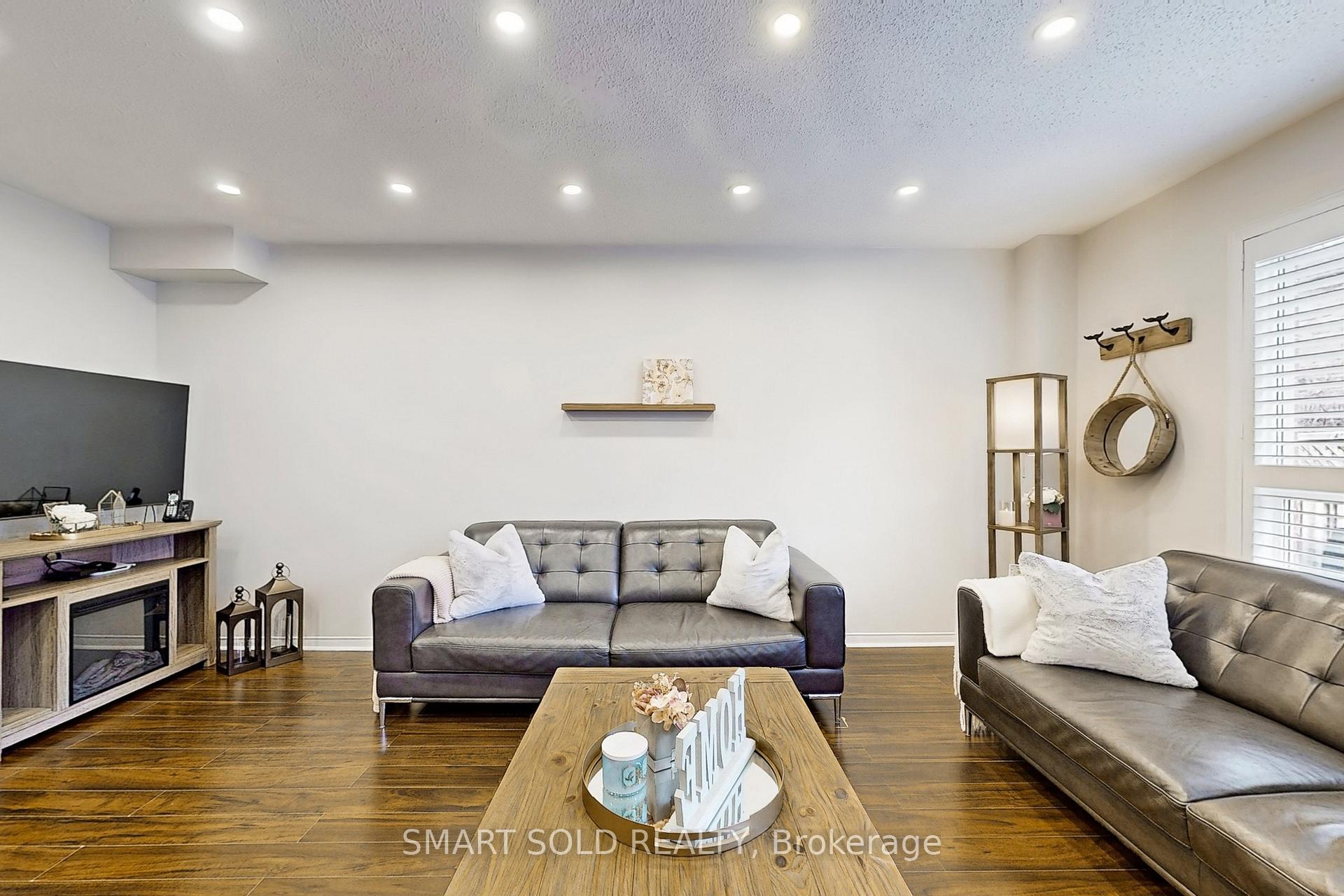 Photo 3 of 210 Kelso Crescent, Vaughan, Maple — HOMEH