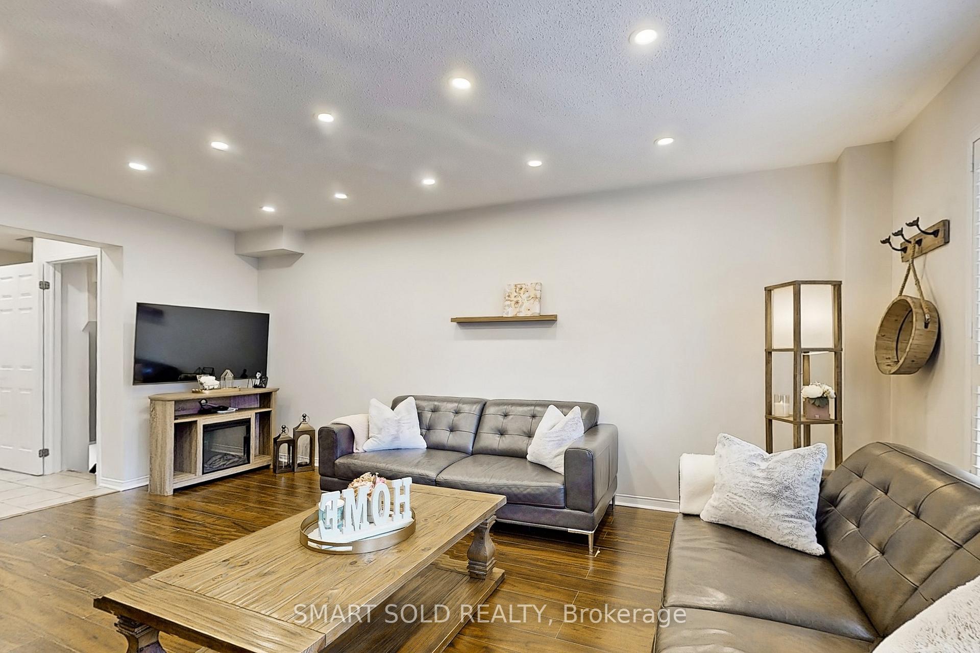 Photo 10 of 210 Kelso Crescent, Vaughan, Maple — HOMEH