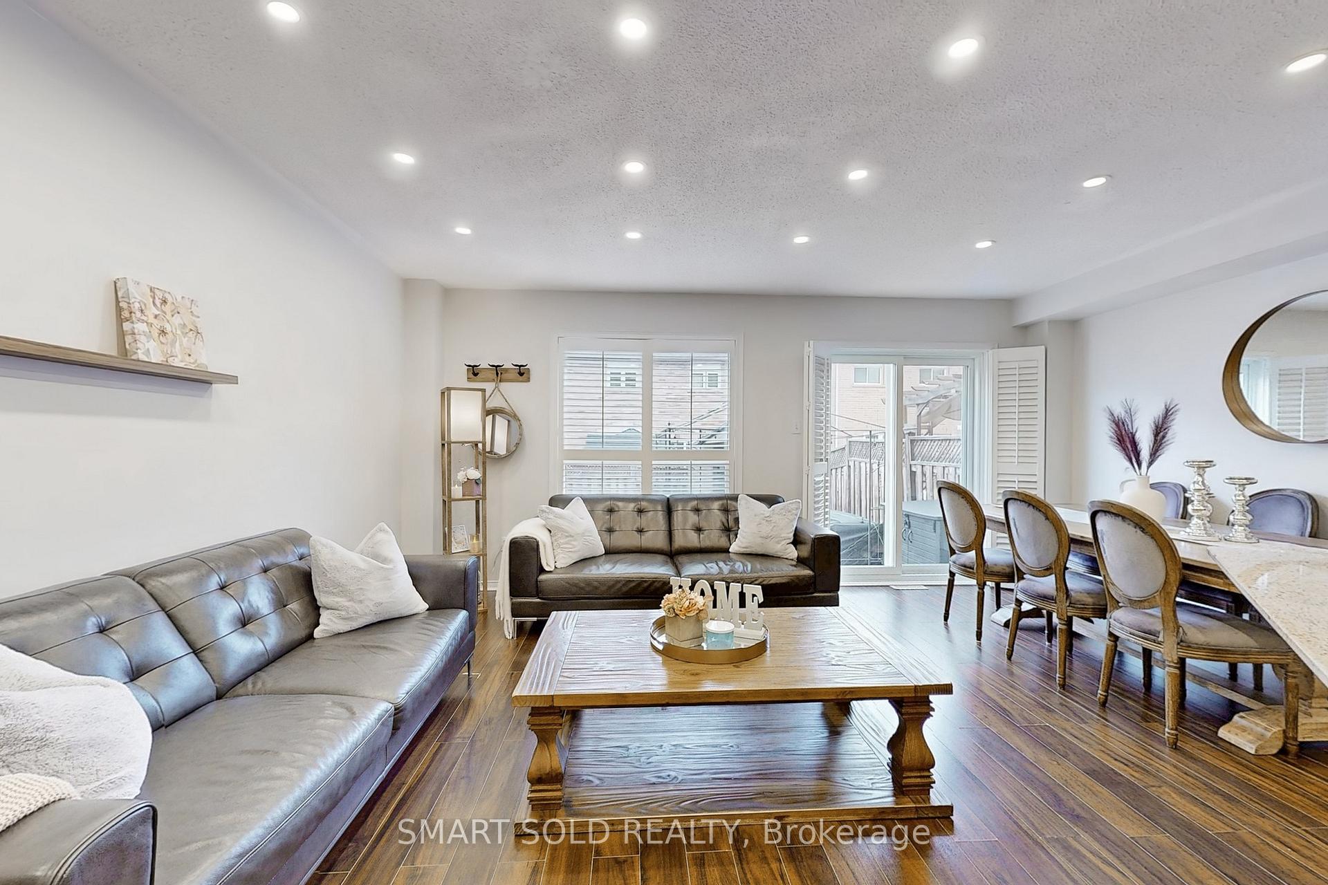 Photo 5 of 210 Kelso Crescent, Vaughan, Maple — HOMEH