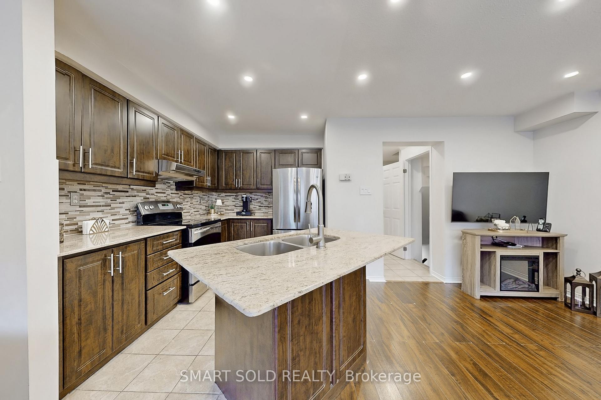 Photo 6 of 210 Kelso Crescent, Vaughan, Maple — HOMEH