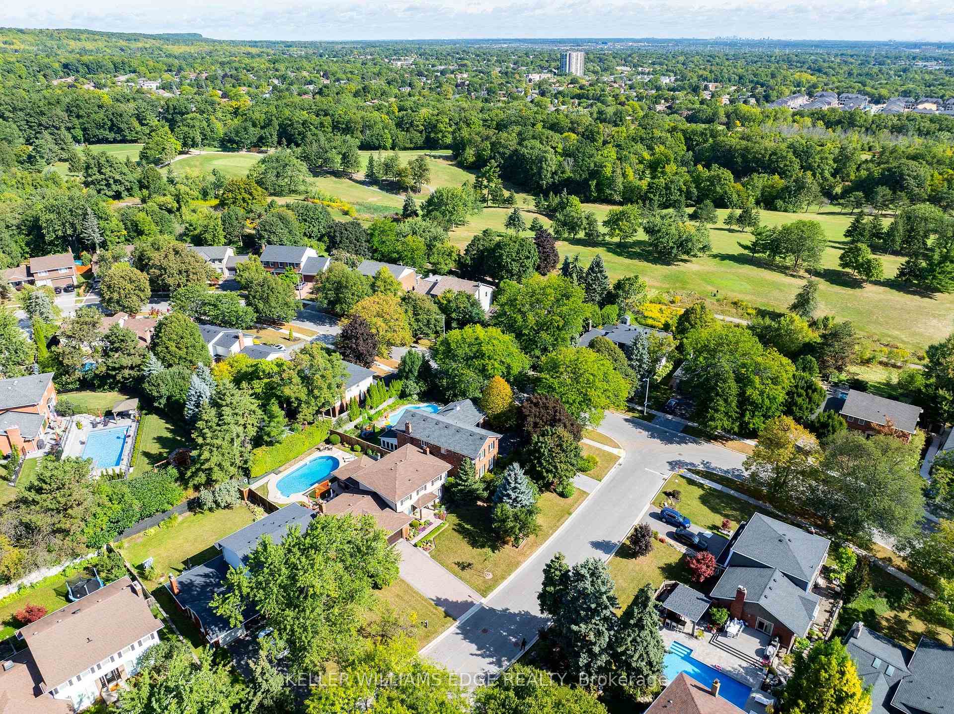 Photo 2 of 2105 Agincourt Crescent, Burlington, Tyandaga — HOMEH