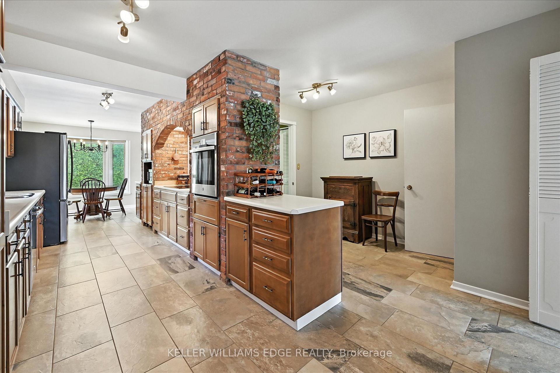 Photo 10 of 2105 Agincourt Crescent, Burlington, Tyandaga — HOMEH