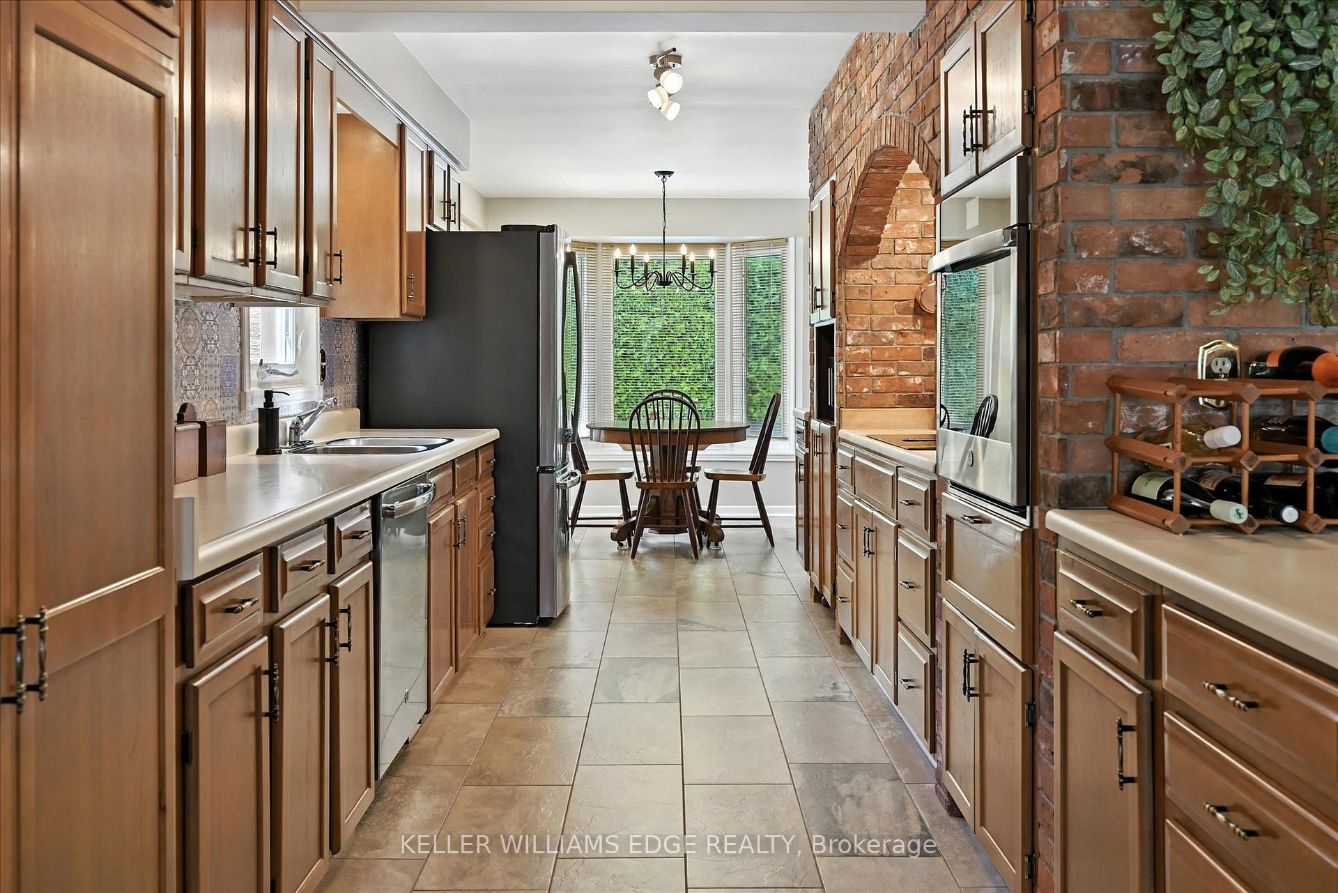 Photo 11 of 2105 Agincourt Crescent, Burlington, Tyandaga — HOMEH