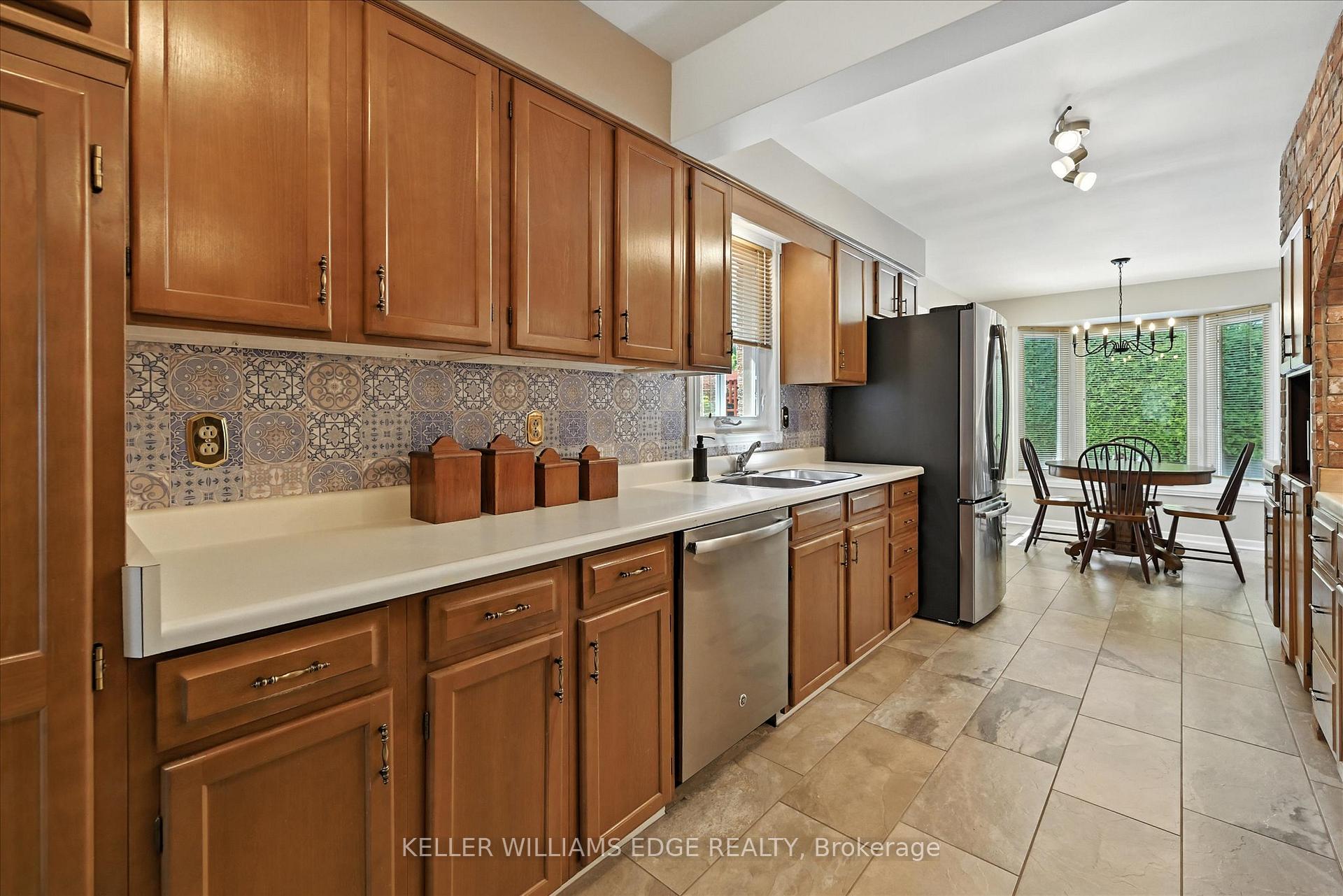 Photo 12 of 2105 Agincourt Crescent, Burlington, Tyandaga — HOMEH