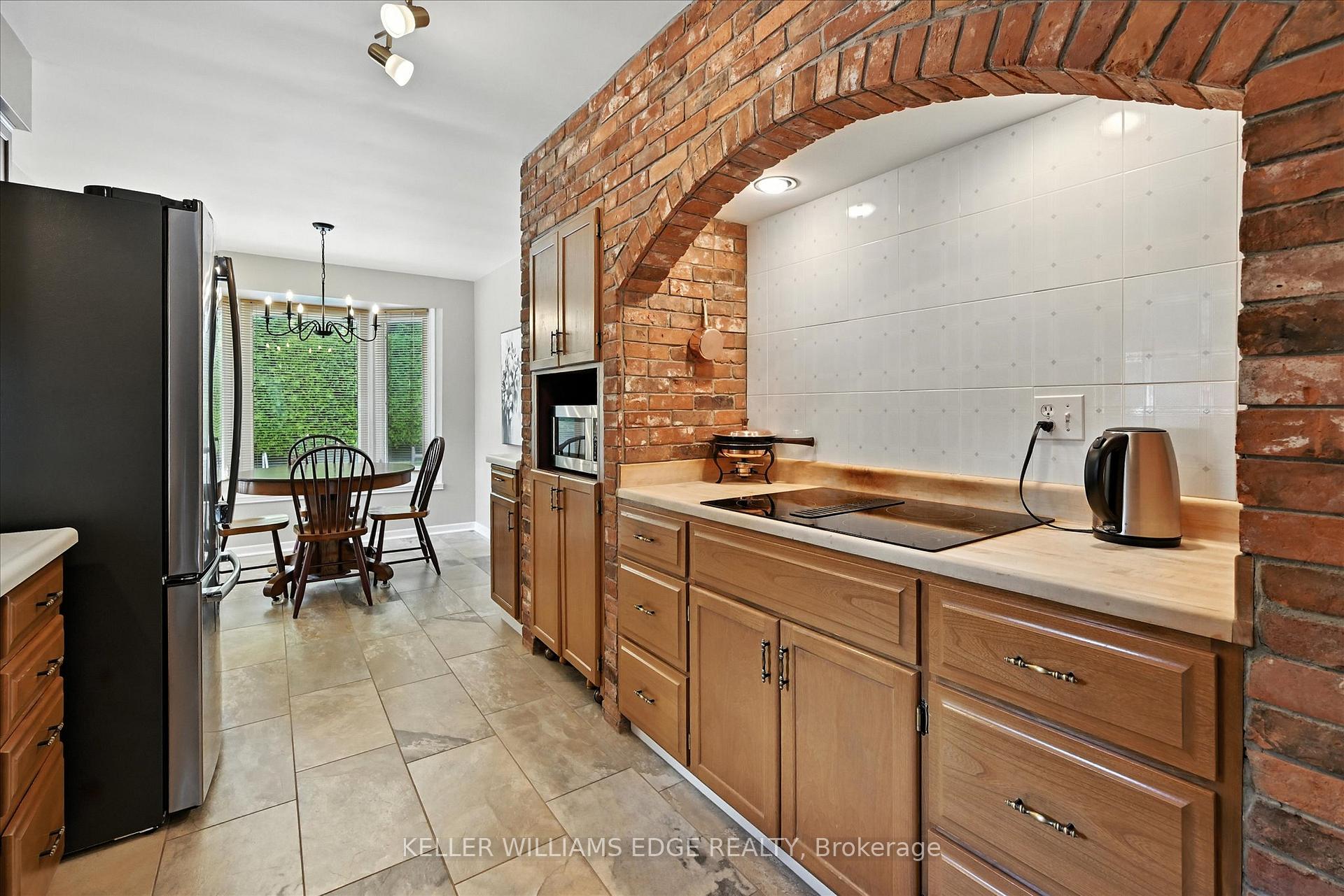 Photo 13 of 2105 Agincourt Crescent, Burlington, Tyandaga — HOMEH