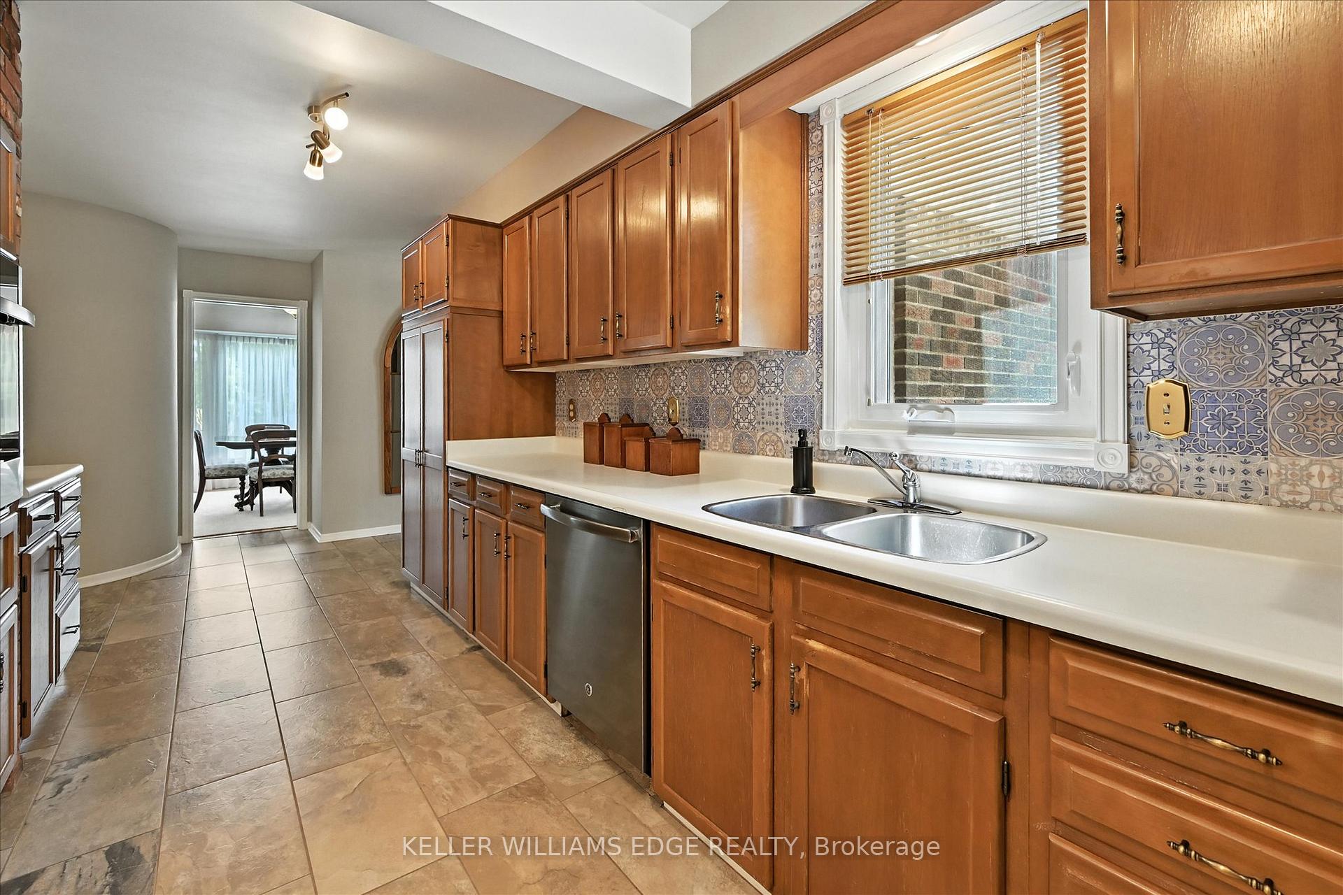 Photo 15 of 2105 Agincourt Crescent, Burlington, Tyandaga — HOMEH