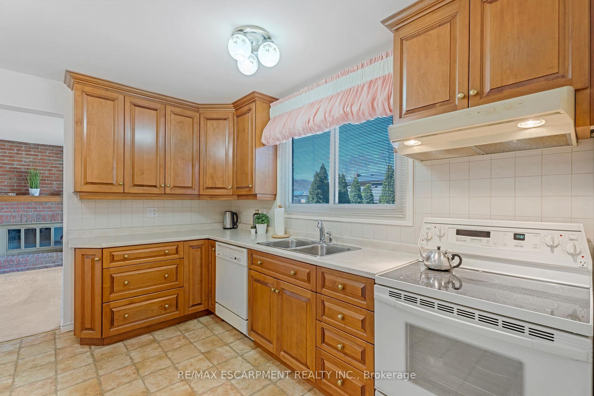 Photo 7 of 6 Memorial Avenue, Hamilton, Stoney Creek — HOMEH
