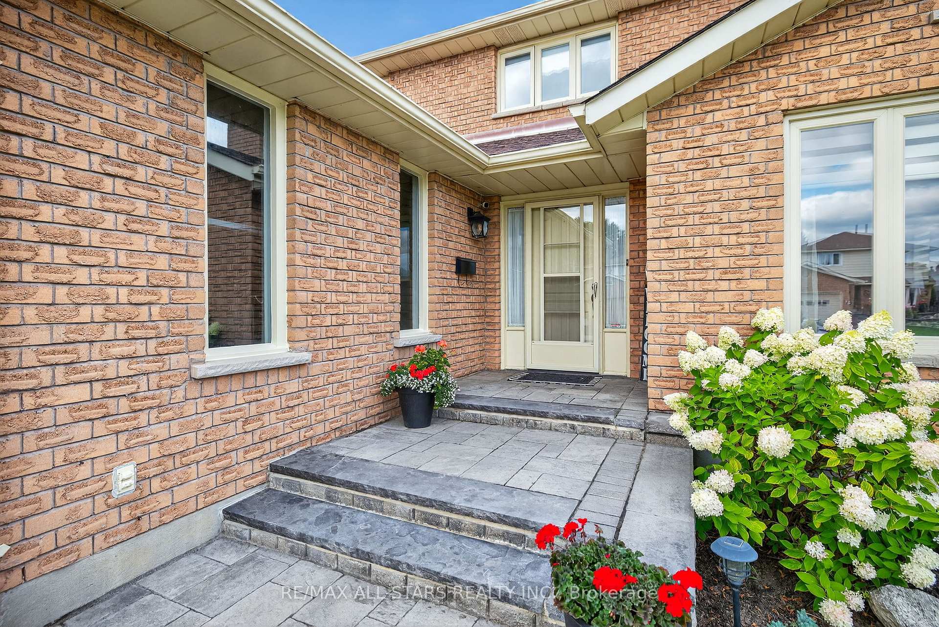 Photo 5 of 10 Castille Crescent, Georgina, Keswick South — HOMEH