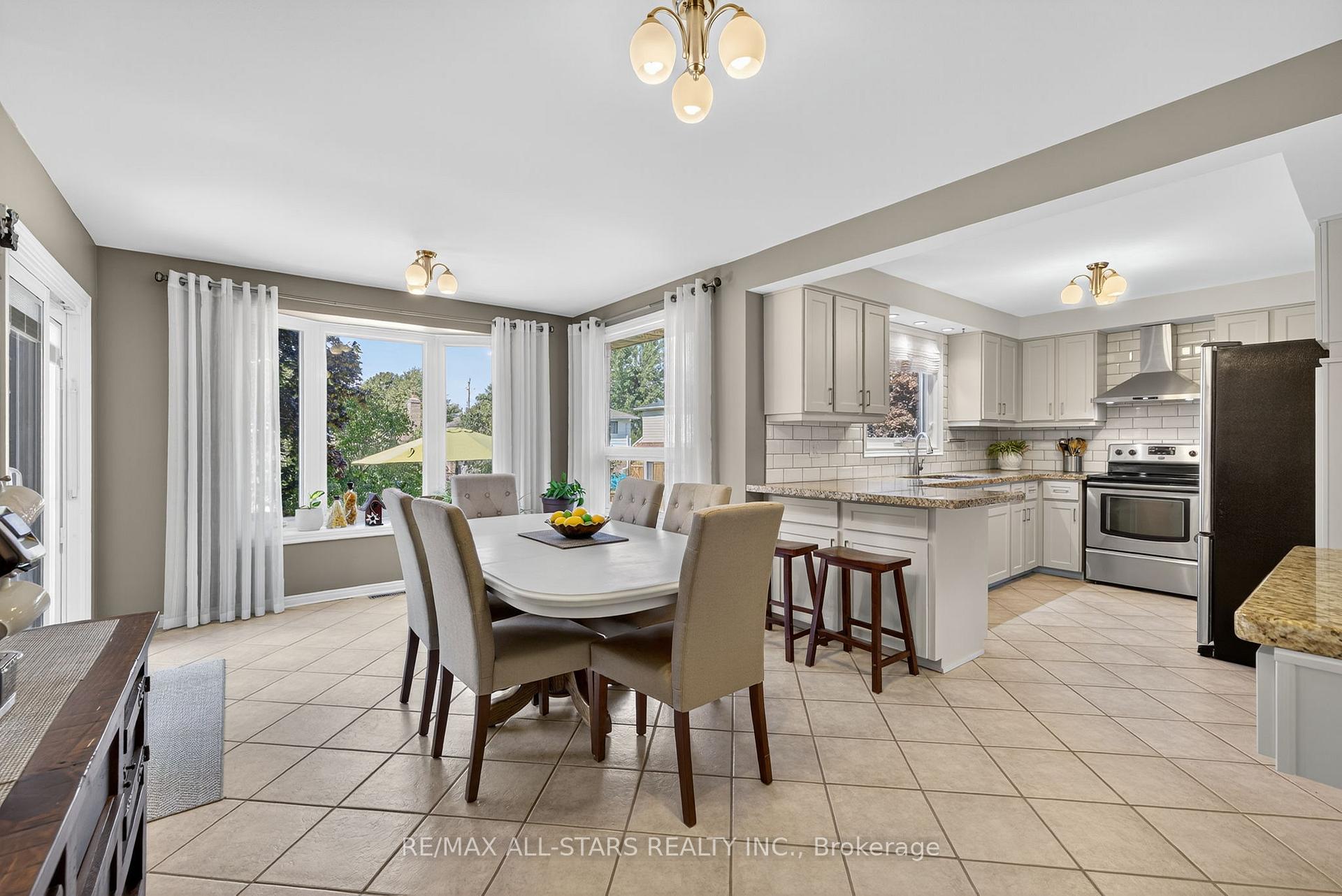 Photo 10 of 10 Castille Crescent, Georgina, Keswick South — HOMEH