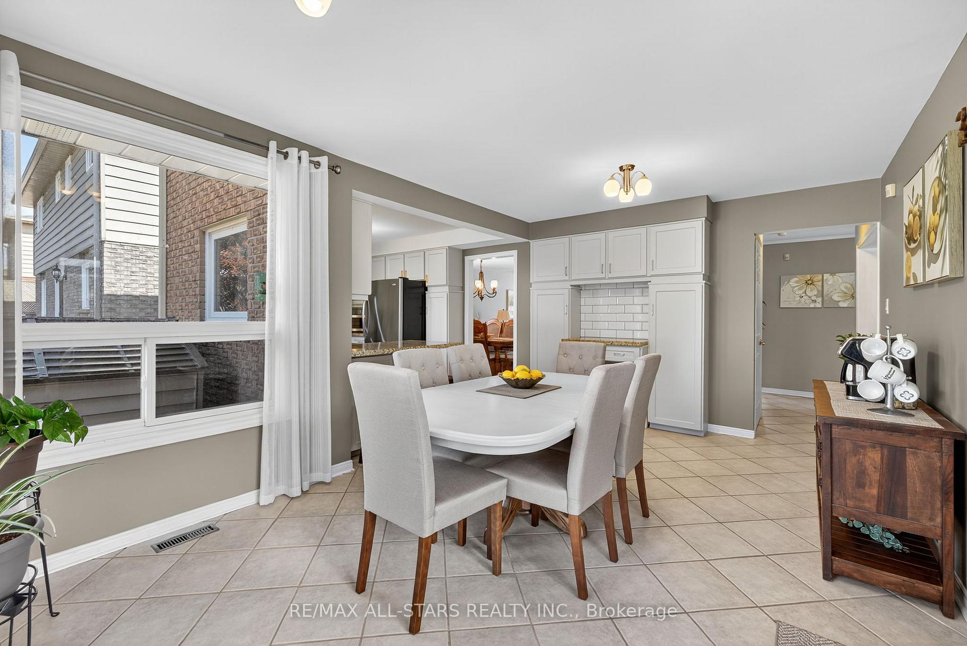 Photo 12 of 10 Castille Crescent, Georgina, Keswick South — HOMEH