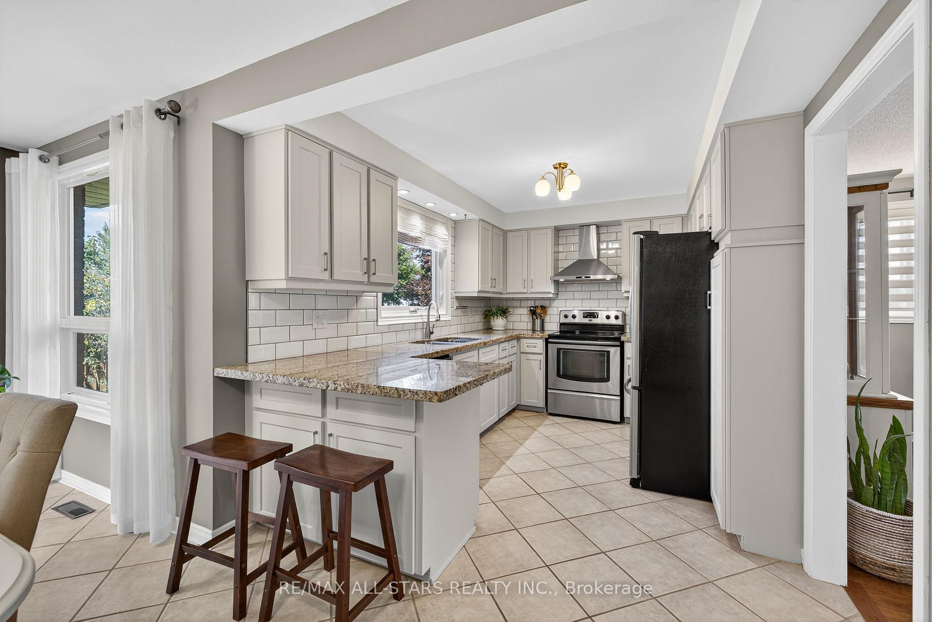 Photo 13 of 10 Castille Crescent, Georgina, Keswick South — HOMEH