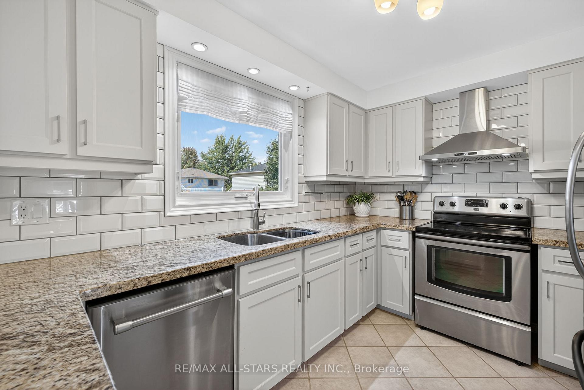 Photo 14 of 10 Castille Crescent, Georgina, Keswick South — HOMEH