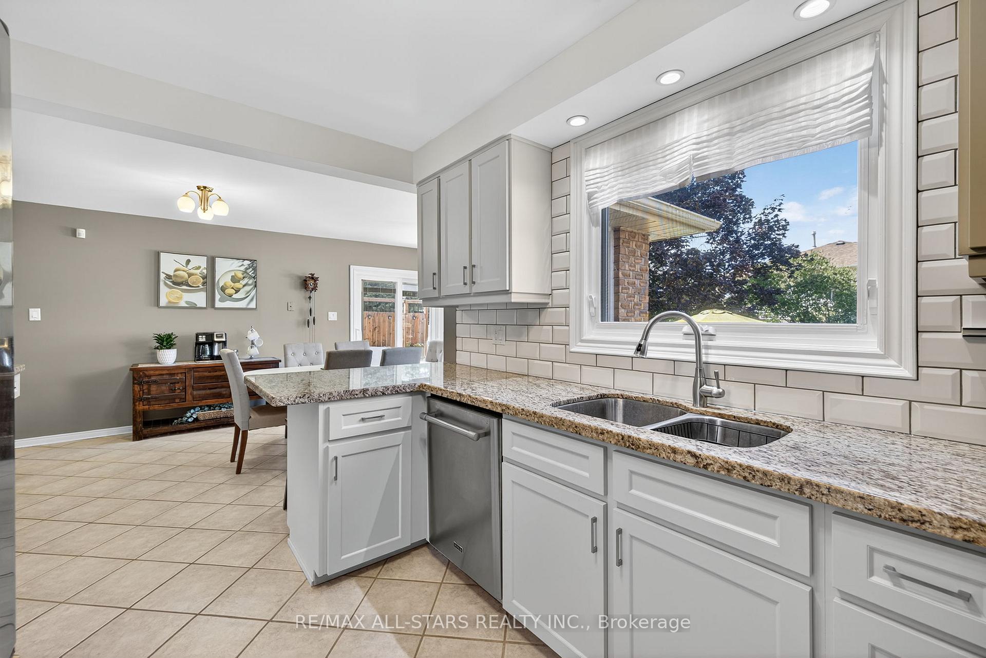 Photo 15 of 10 Castille Crescent, Georgina, Keswick South — HOMEH