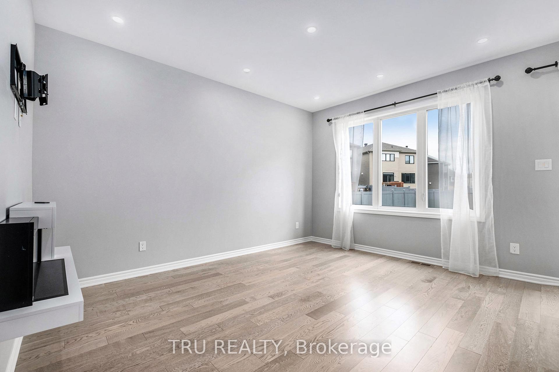 Photo 13 of 34 Lentago Avenue, Ottawa, Barrhaven - Half Moon Bay — HOMEH