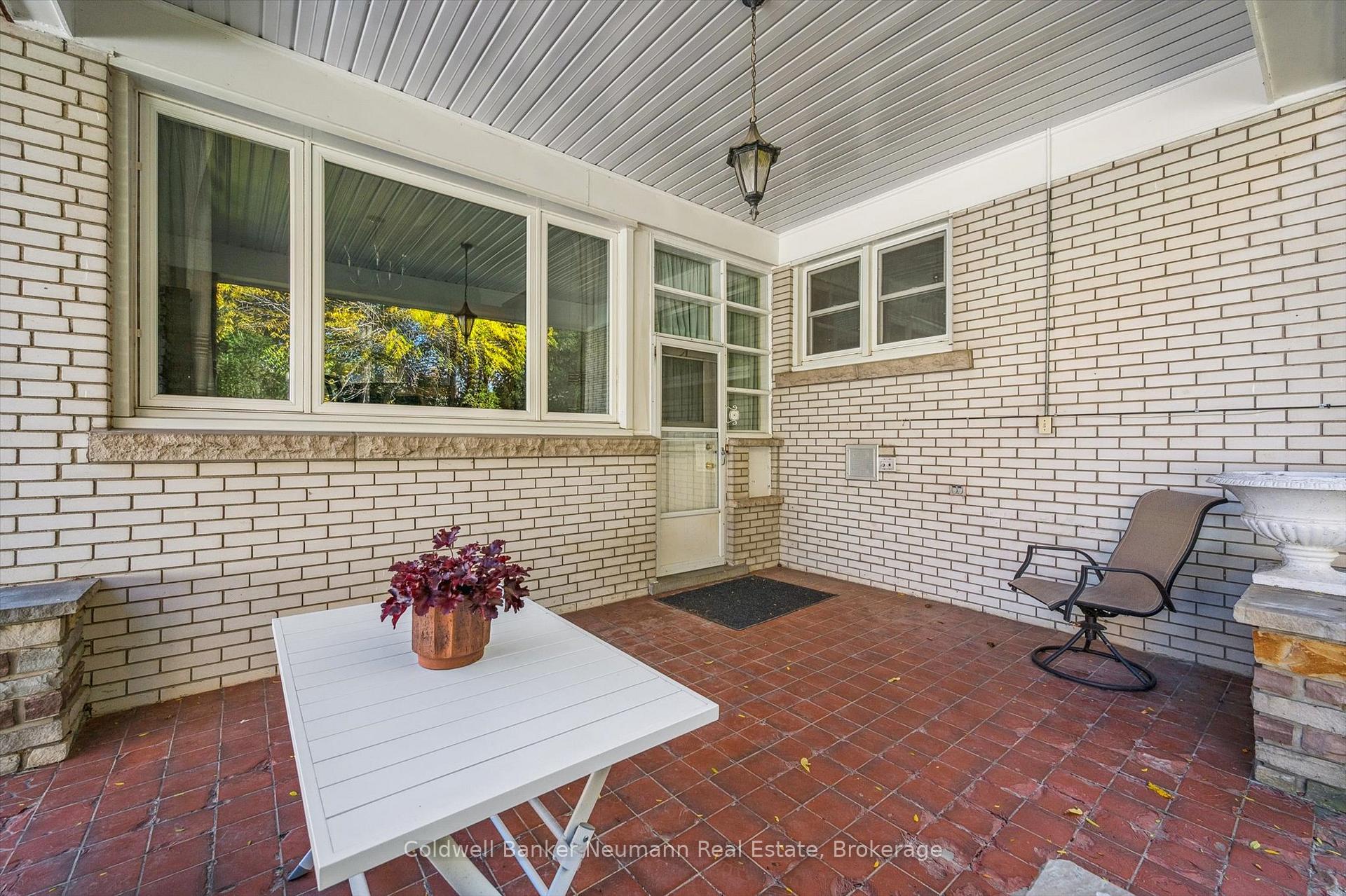 Photo 2 of 25 Oak Street, Guelph, Kortright West — HOMEH