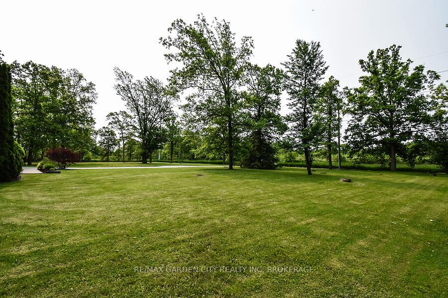 Photo 3 of 631 Mud Street E, Grimsby, Grimsby Escarpment — HOMEH