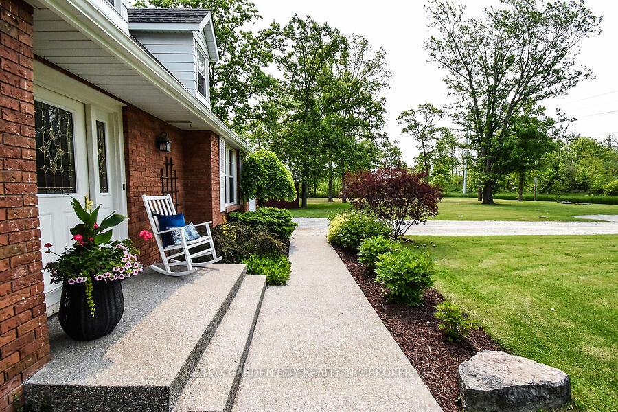 Photo 5 of 631 Mud Street E, Grimsby, Grimsby Escarpment — HOMEH
