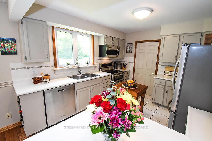 Photo 14 of 631 Mud Street E, Grimsby, Grimsby Escarpment — HOMEH