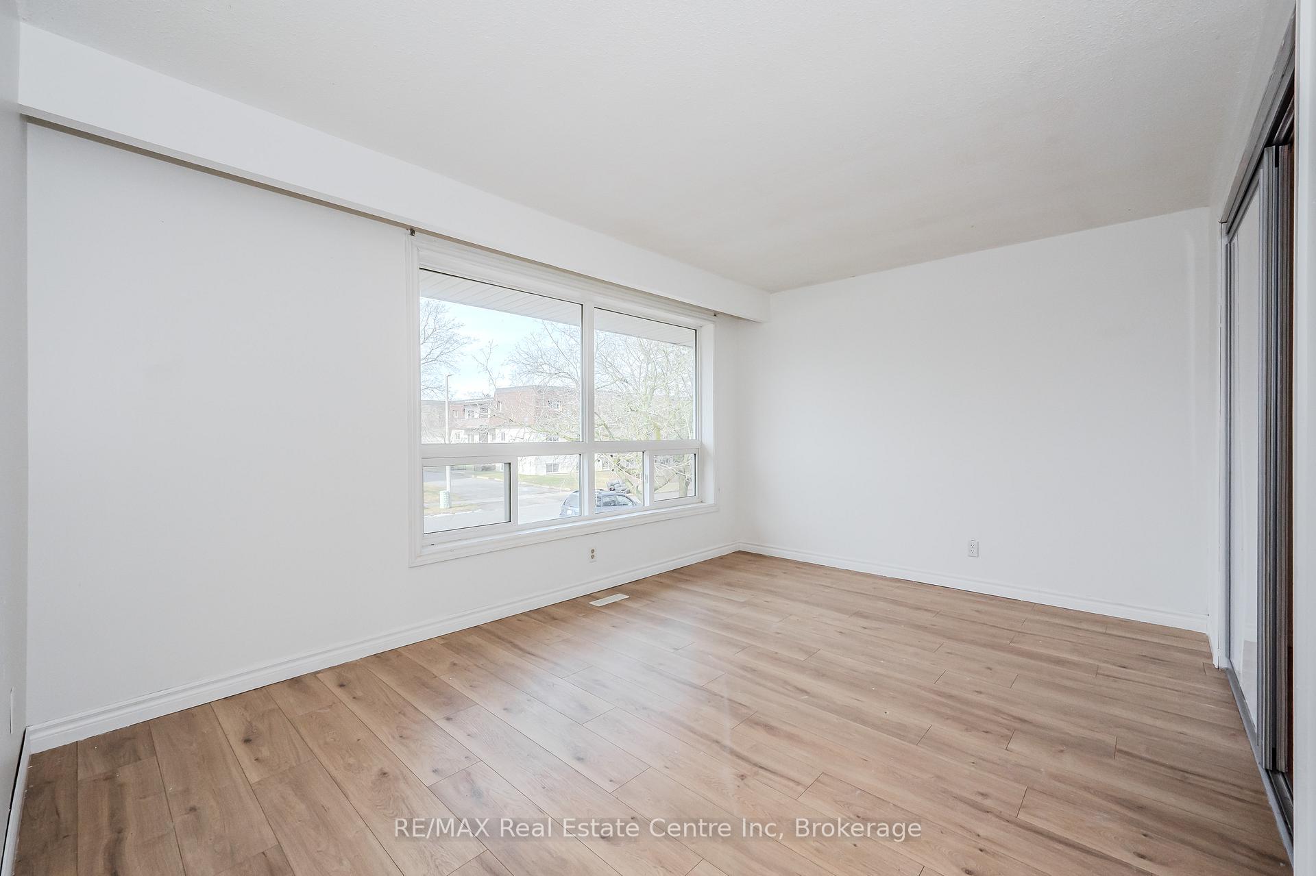Photo 5 of 58 Conroy Crescent, Guelph, Dovercliffe Park/Old University — HOMEH