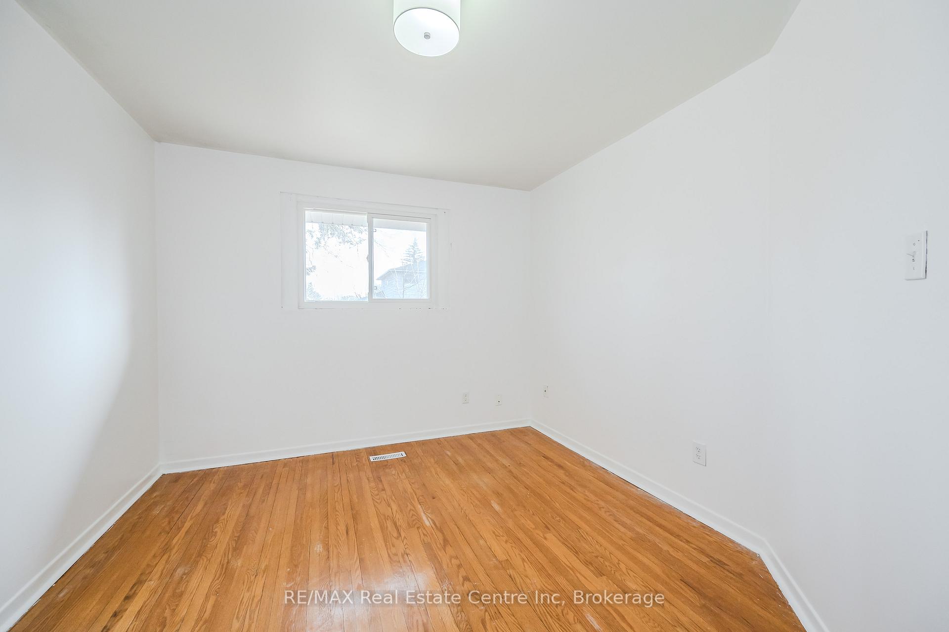 Photo 11 of 58 Conroy Crescent, Guelph, Dovercliffe Park/Old University — HOMEH