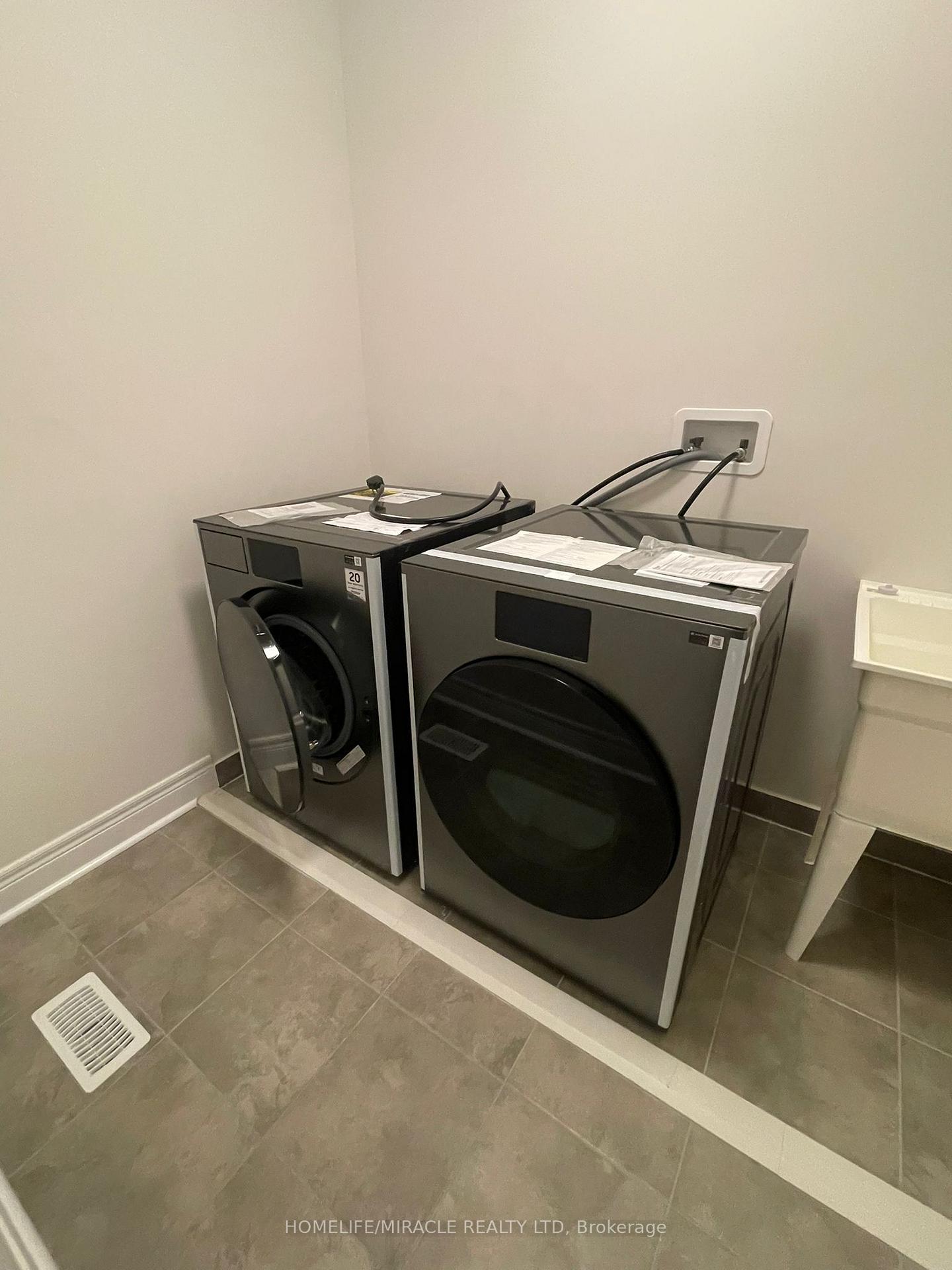 Photo 3 of 51 Goodview Drive, Brampton, Sandringham-Wellington North — HOMEH