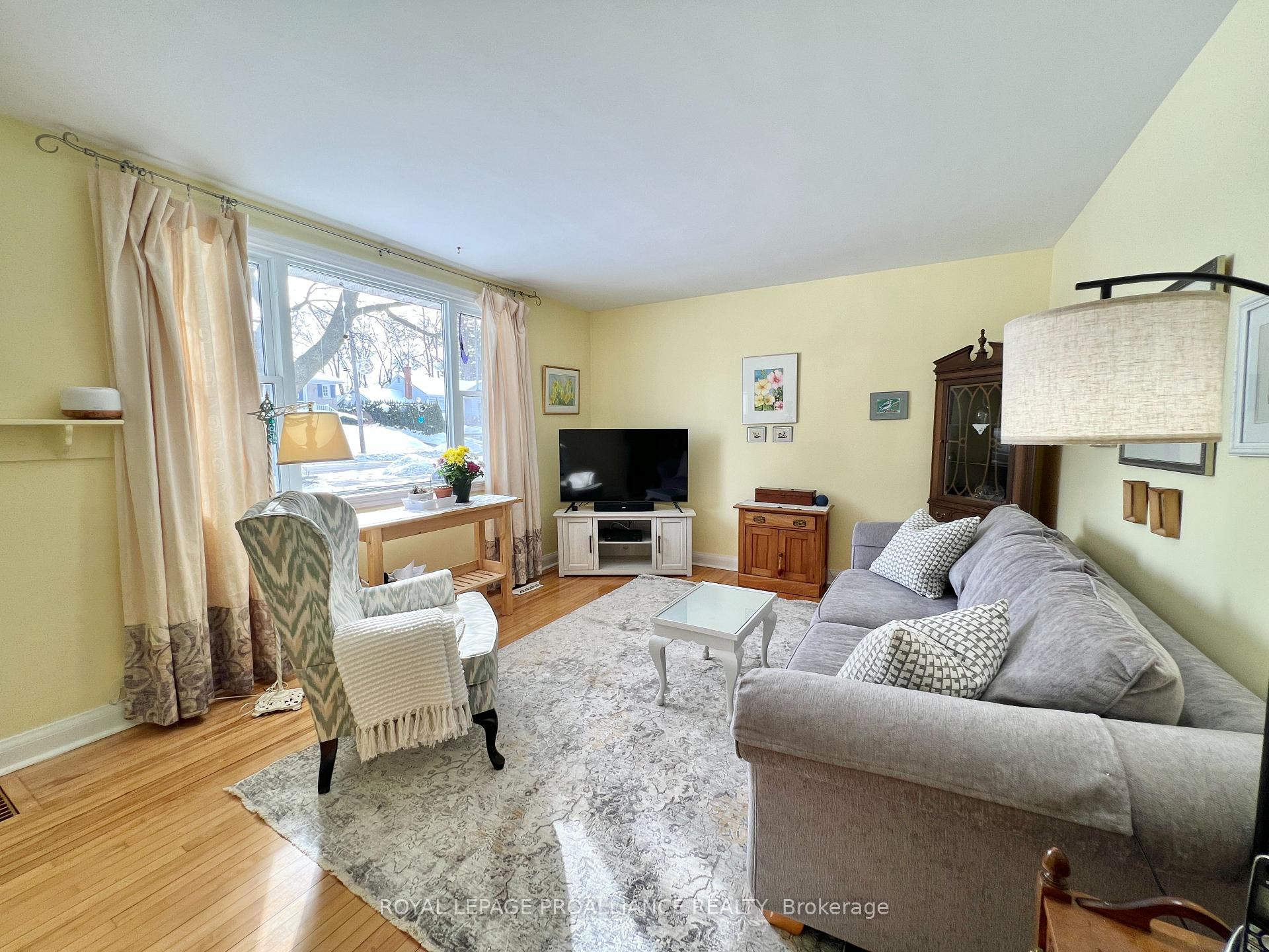 Photo 2 of 60 Macdonald Gardens, Belleville, Belleville Ward — HOMEH