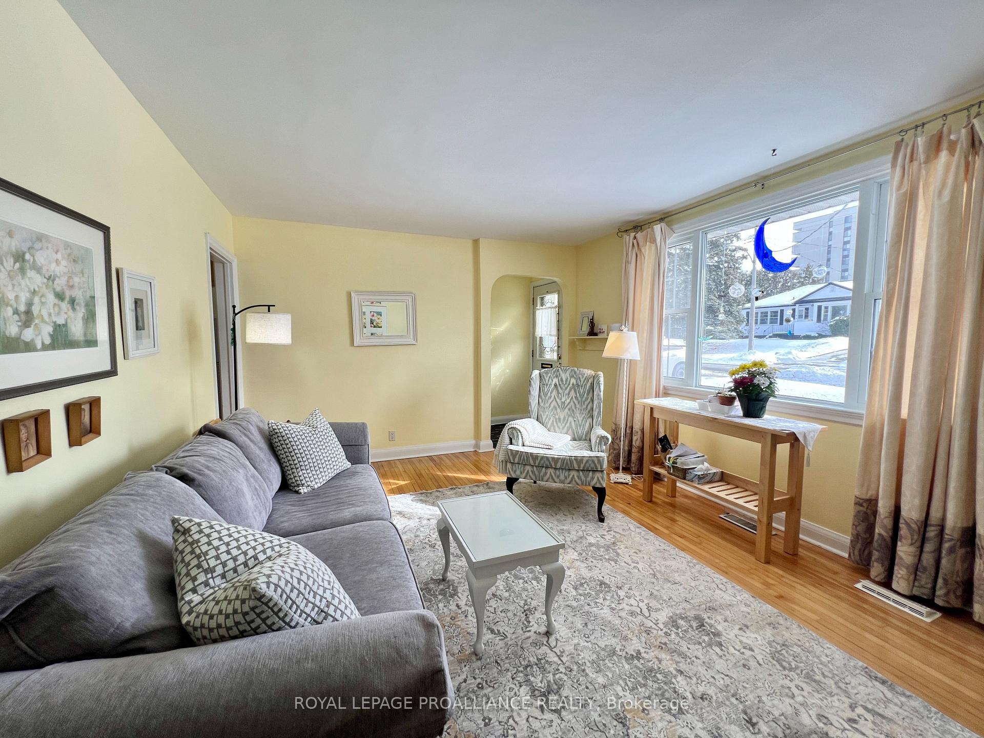 Photo 3 of 60 Macdonald Gardens, Belleville, Belleville Ward — HOMEH