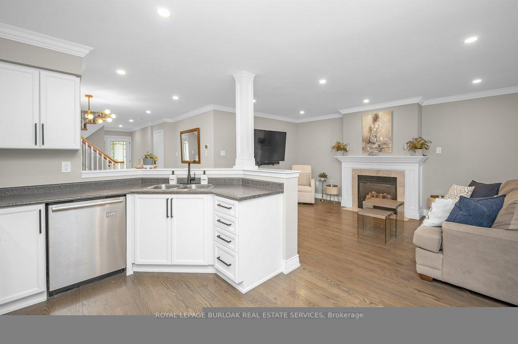 Photo 4 of 2044 Broadleaf Crescent, Burlington, Uptown — HOMEH