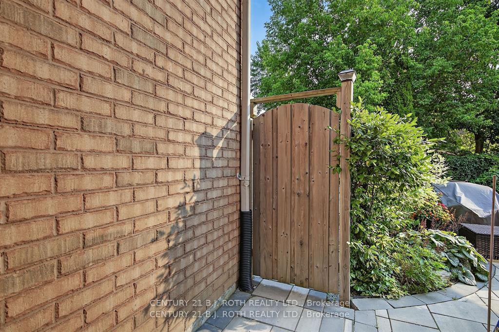 Photo 3 of 80 Bruce Crescent, Barrie, Bayshore — HOMEH