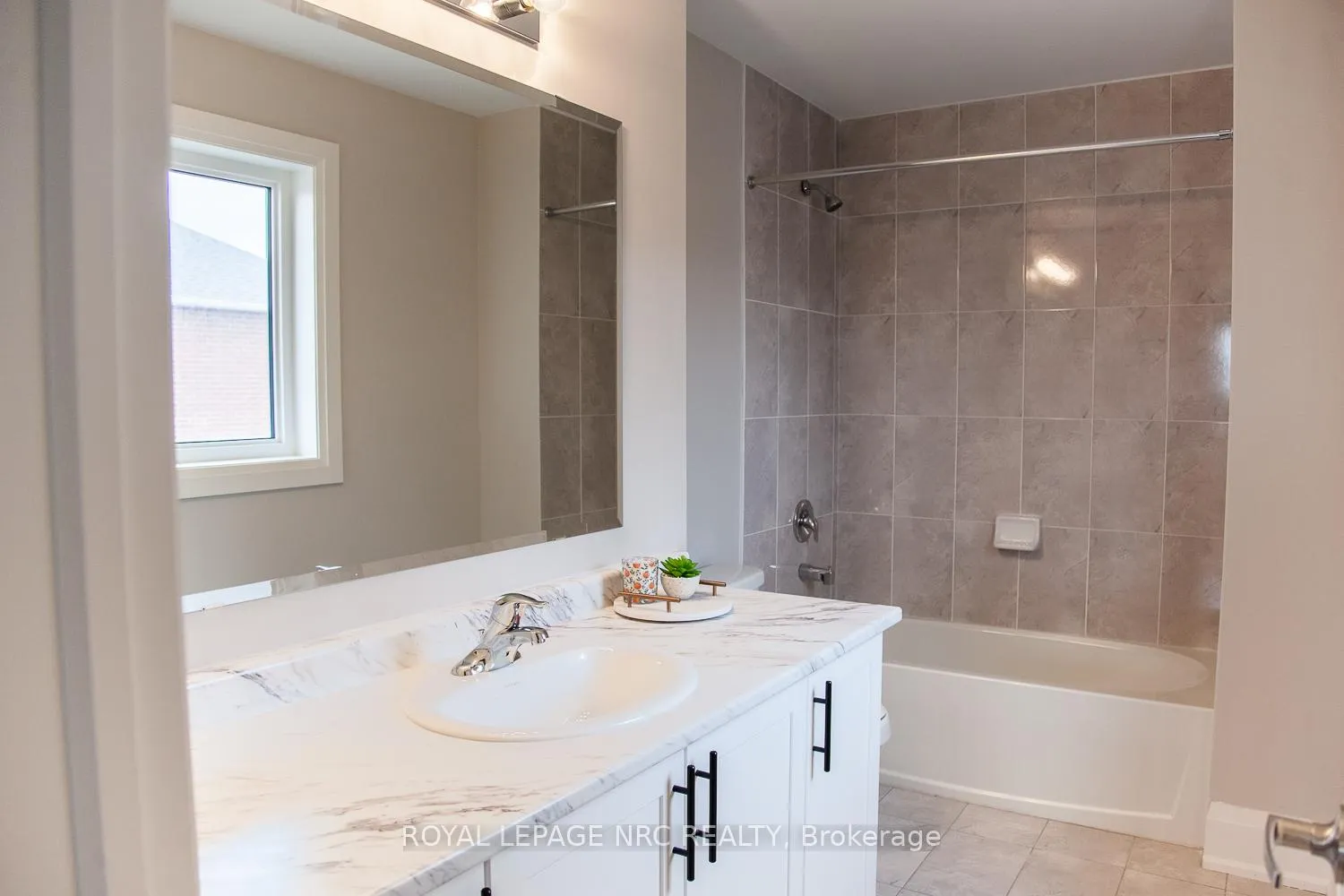 Photo 15 of 266 Palace Street, Thorold, Thorold Downtown — HOMEH