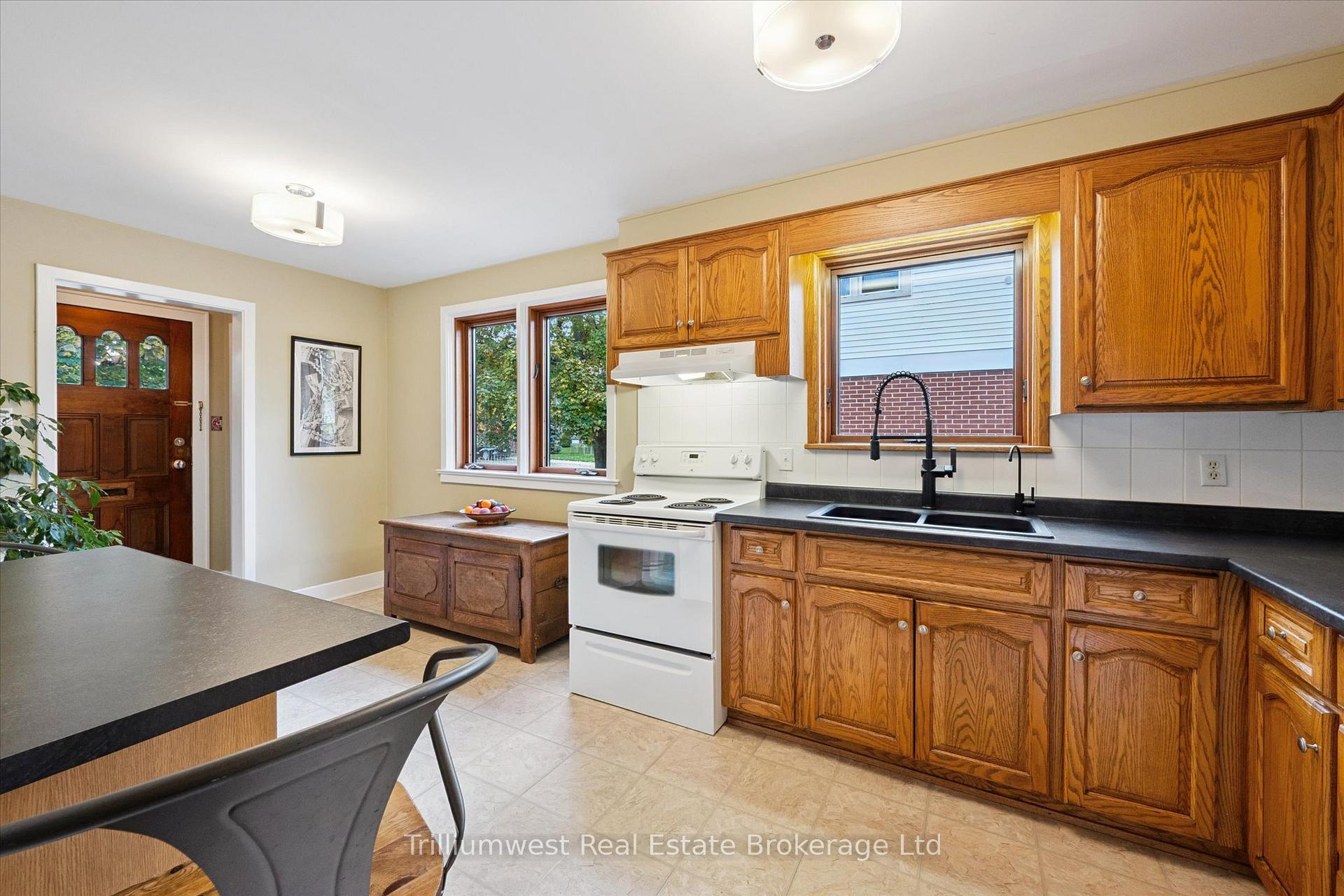 Photo 9 of 4 Balsarroch Place, Guelph, St. Patrick's Ward — HOMEH