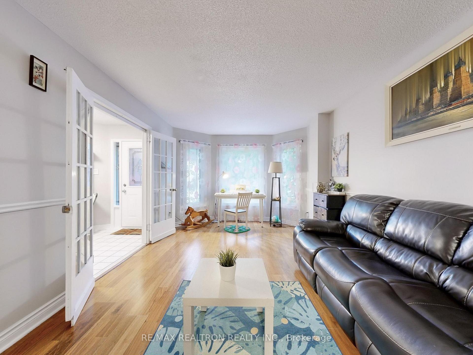 Photo 6 of 27 Moore Place, Barrie, Letitia Heights — HOMEH