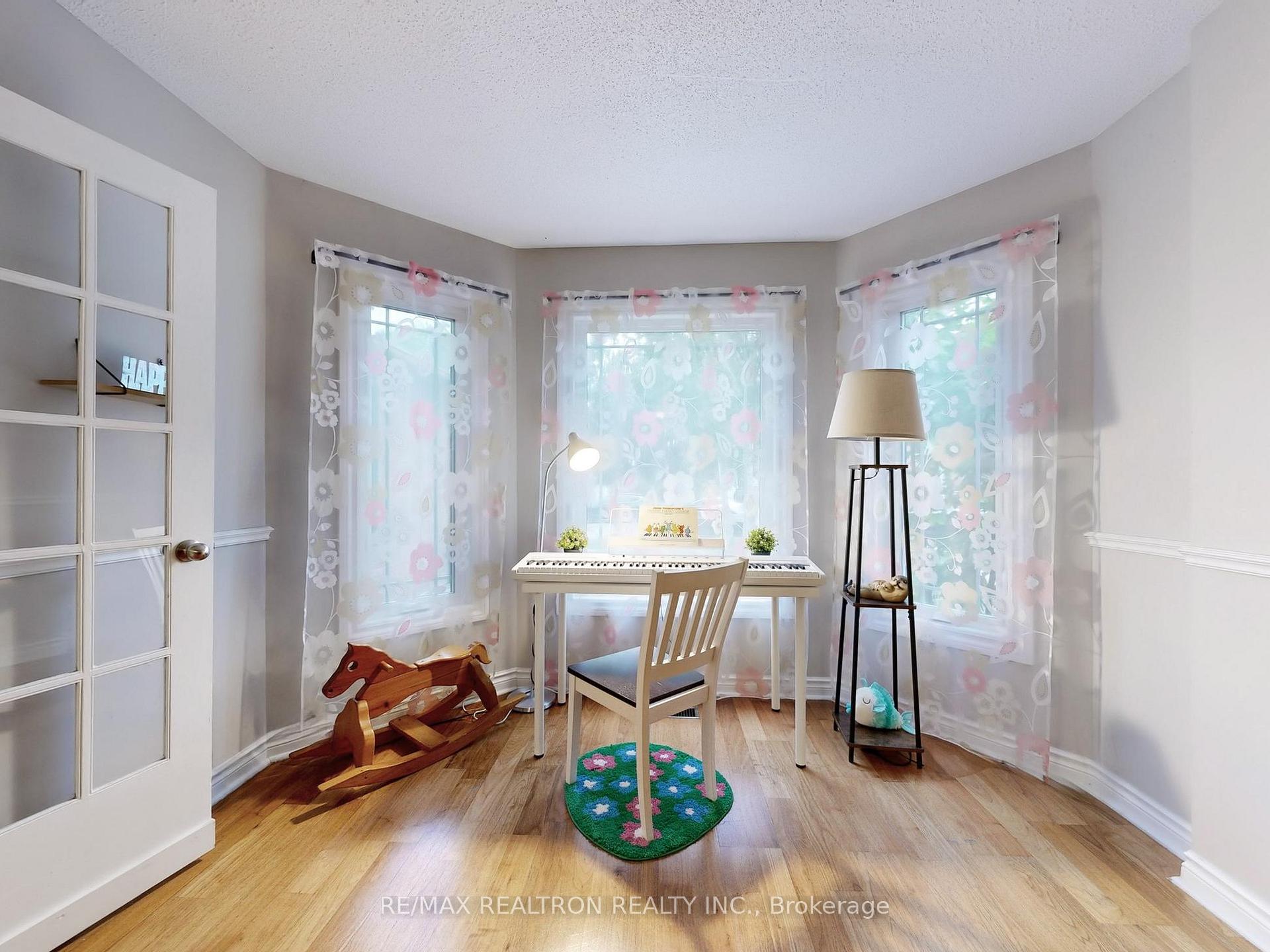 Photo 7 of 27 Moore Place, Barrie, Letitia Heights — HOMEH