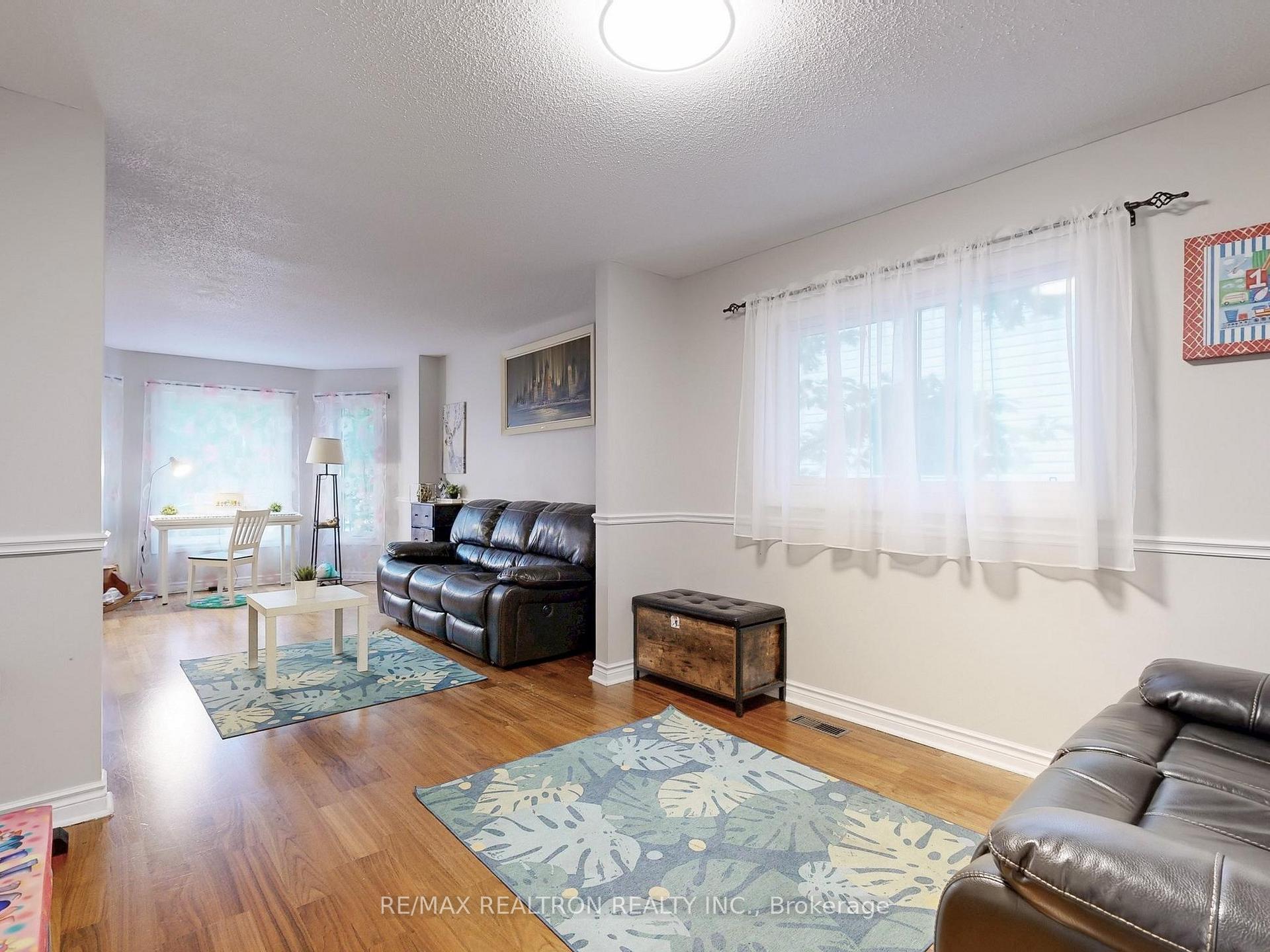 Photo 9 of 27 Moore Place, Barrie, Letitia Heights — HOMEH