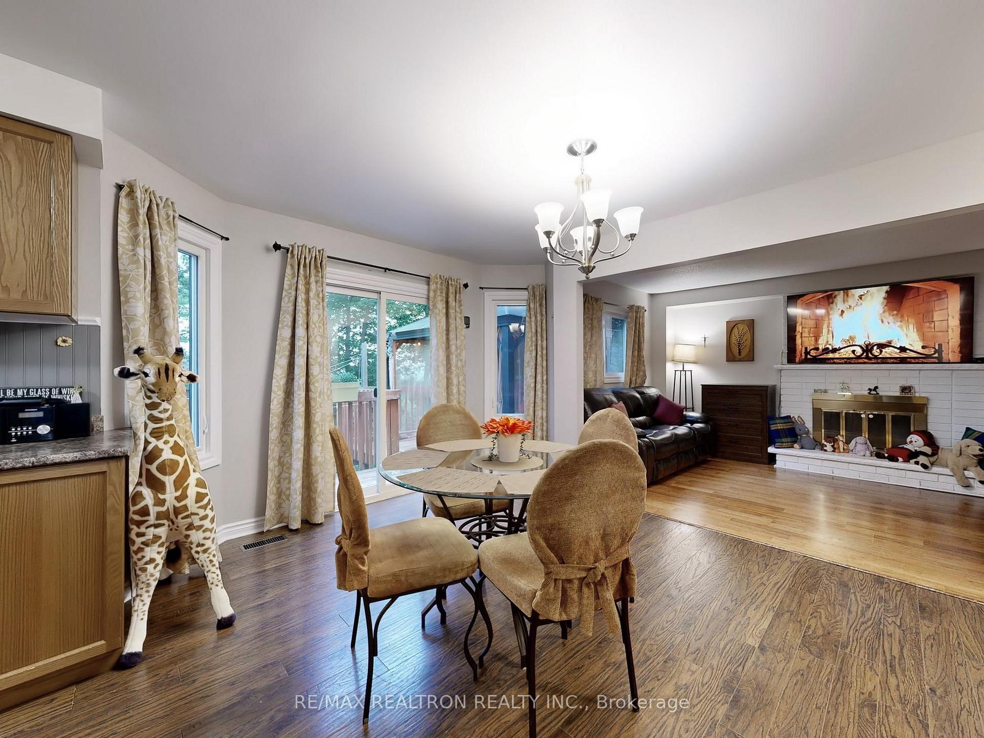 Photo 10 of 27 Moore Place, Barrie, Letitia Heights — HOMEH