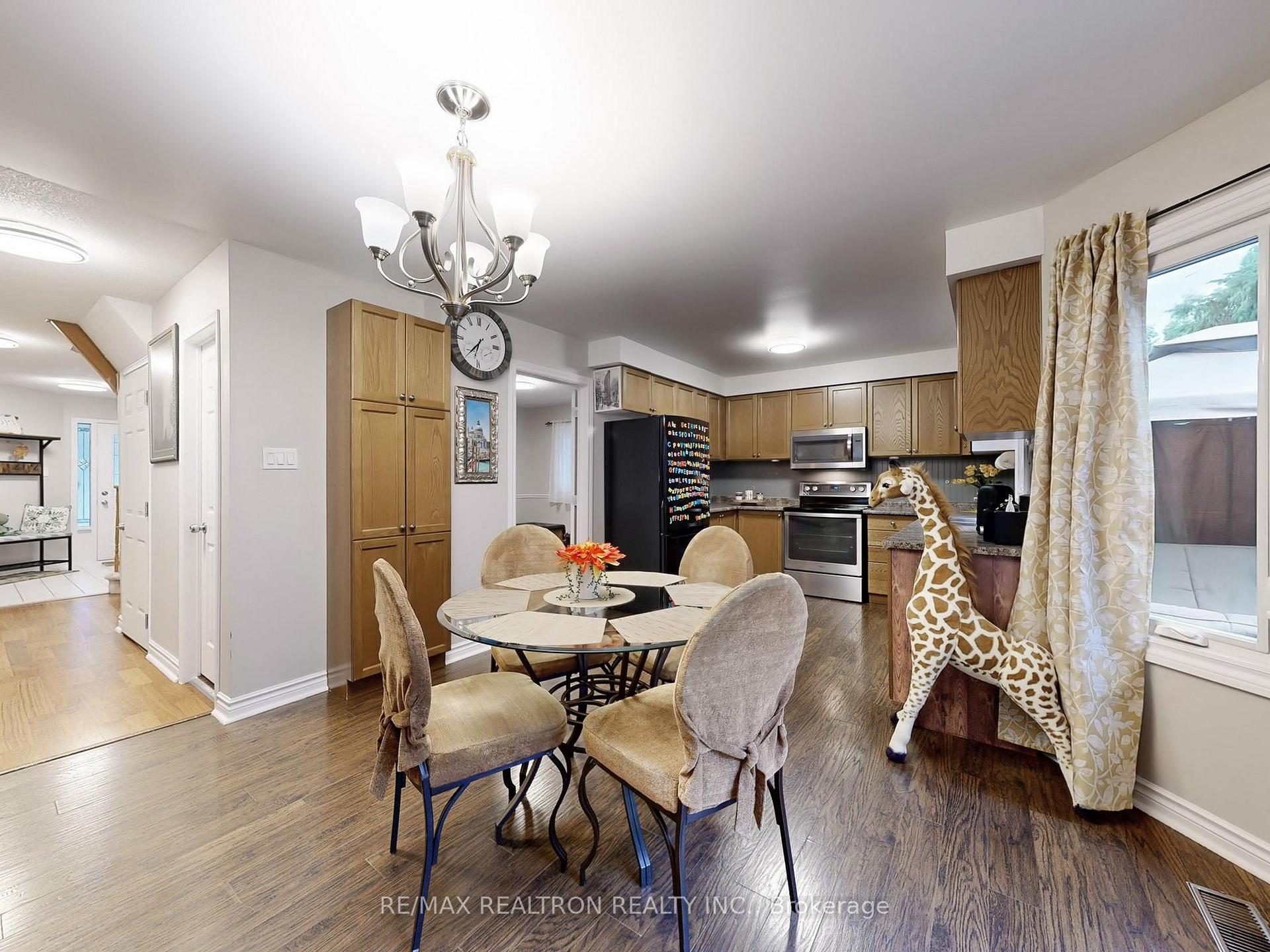Photo 12 of 27 Moore Place, Barrie, Letitia Heights — HOMEH