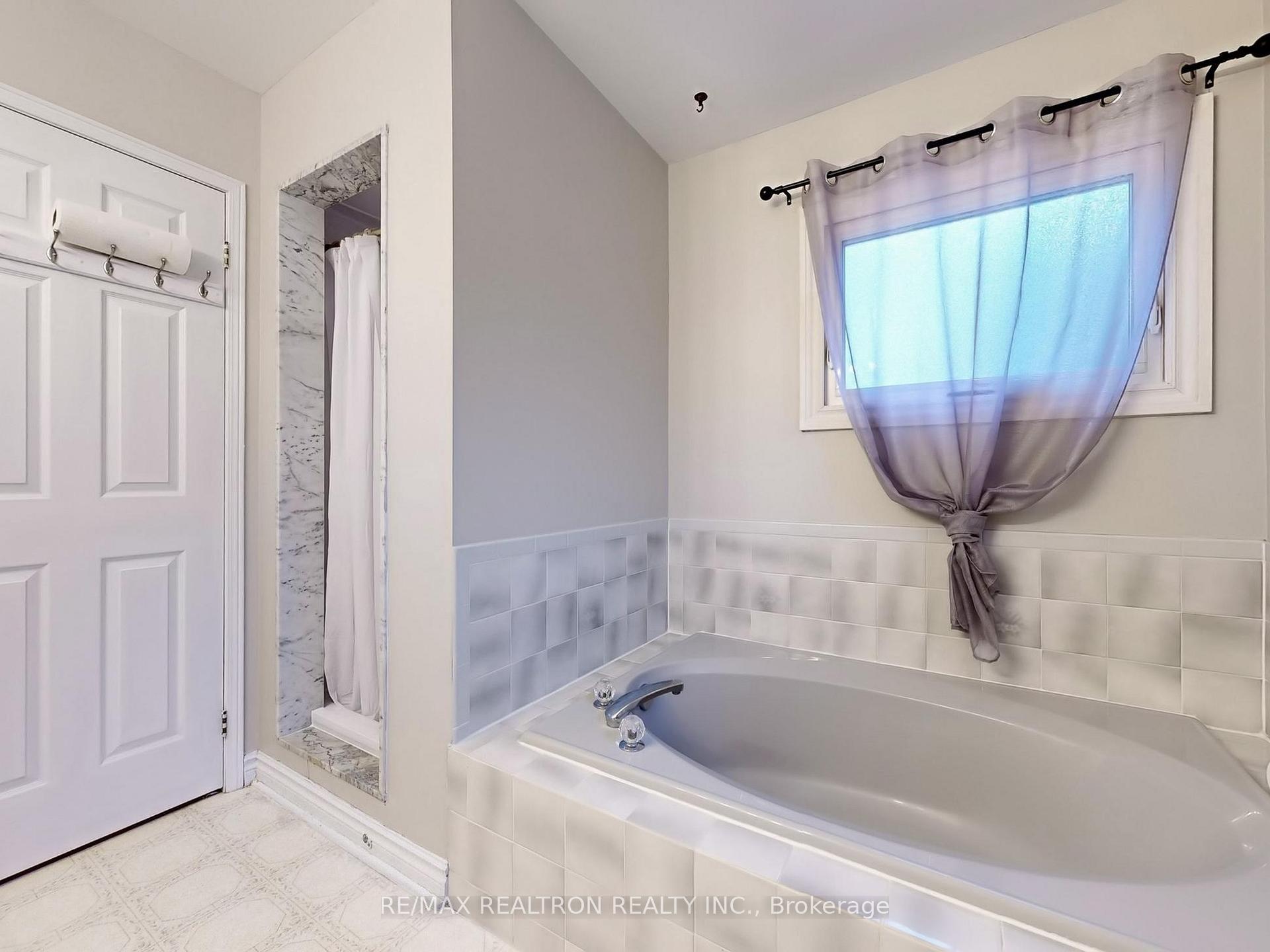 Photo 25 of 27 Moore Place, Barrie, Letitia Heights — HOMEH
