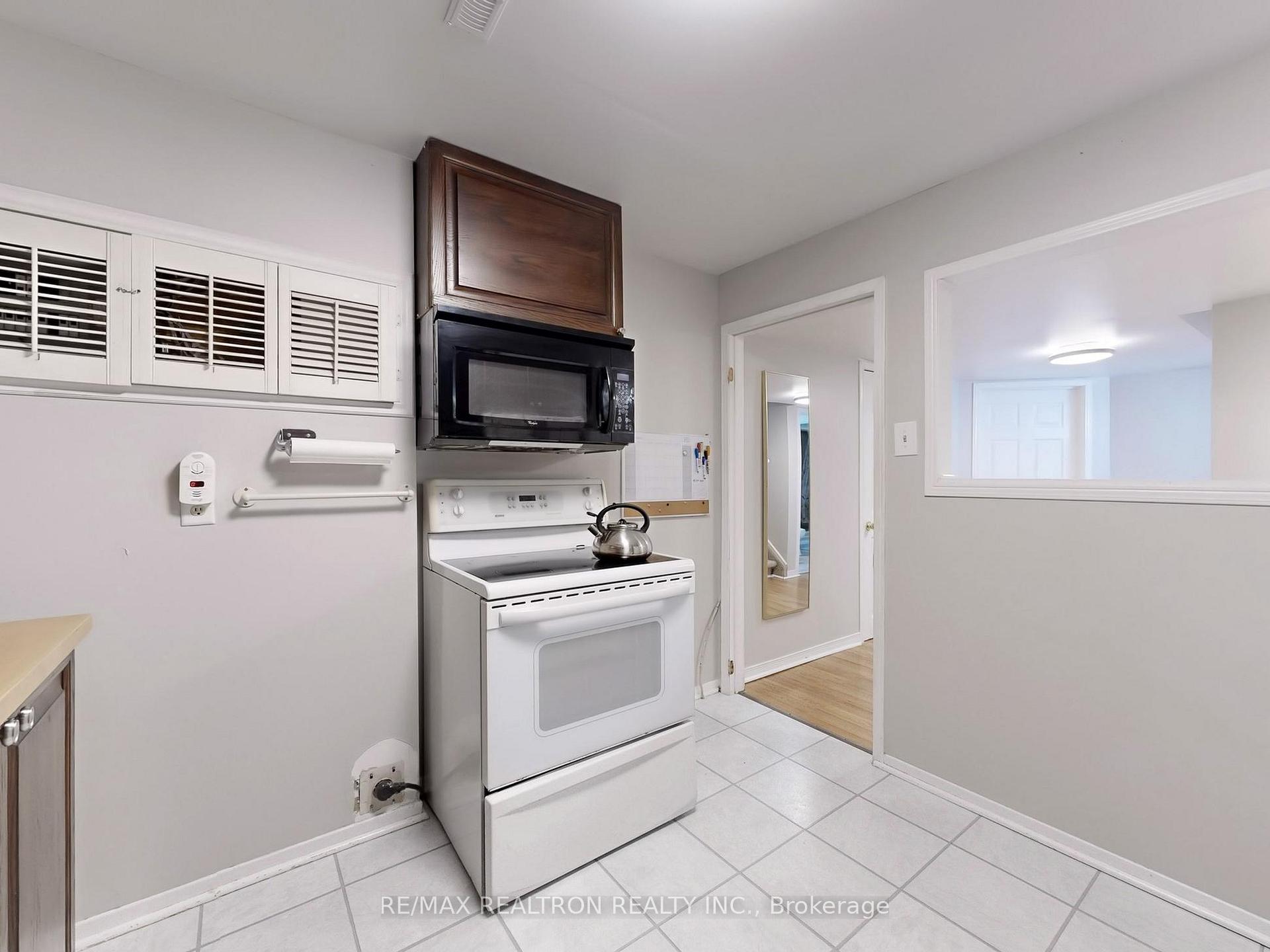Photo 38 of 27 Moore Place, Barrie, Letitia Heights — HOMEH