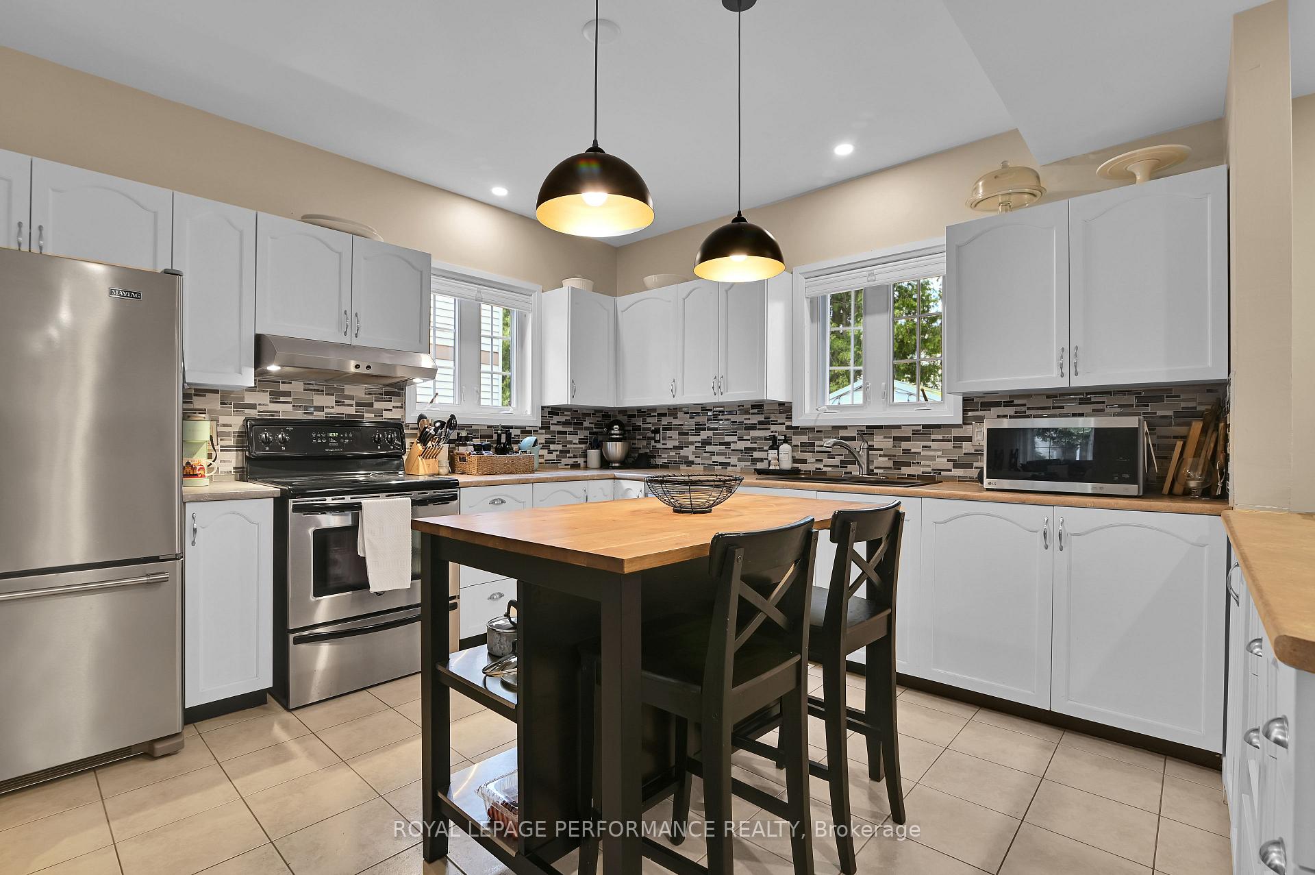 Photo 9 of 15 Avery Crescent, Ottawa, Barrhaven - On the Green — HOMEH